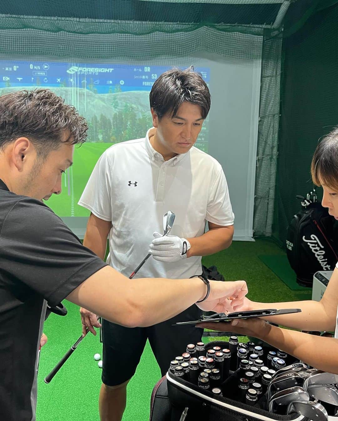 高橋由伸のインスタグラム：「新しいアイアンの発売に合わせてゴルフのフィッティングに行ってきました。細かいデータをとりながら、自分に合った番手ごとの適正な高さと距離をセレクトしてもらいました。見た目も性能も素晴らしいので、あとは腕次第ですね！  #タイトリスト #アイアン #フィッティング #梅里カントリーグラブ」