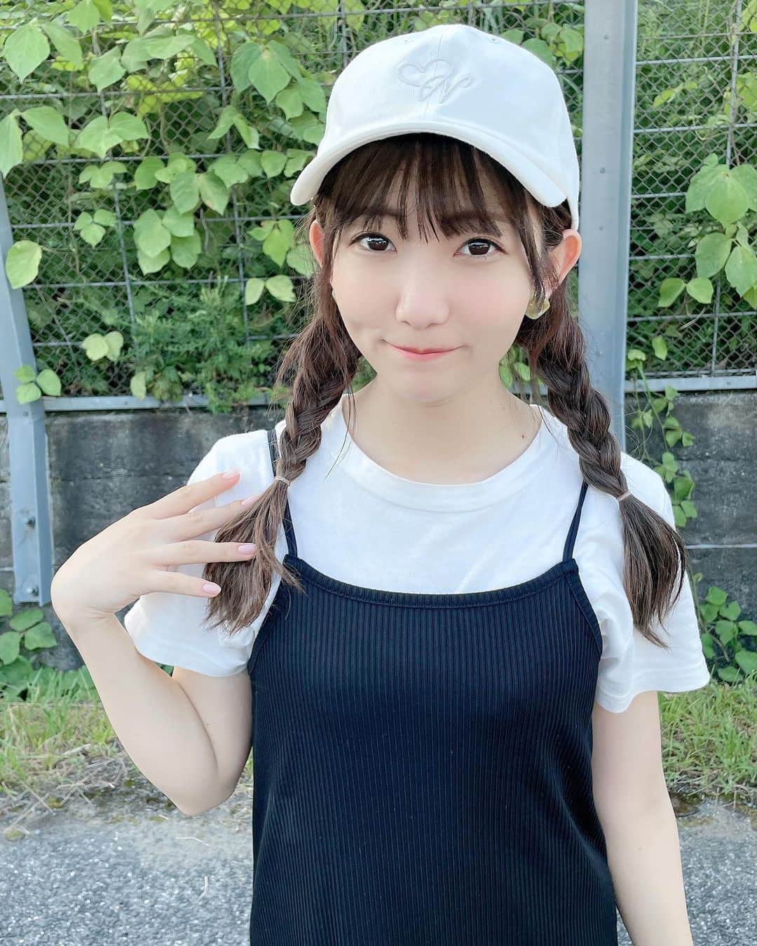 夏川愛実のインスタグラム：「⁡ ⁡ 夏だね☀️ ⁡ ⁡ #モノクロコーデ#GU#GUキャミワンピ#GUコーデ #キャップ#キャップ女子#niceclaup  #ダークブラウン#ヘアカラー #ロングヘア#エクステ#ヘアカラー#暗髪カラー #ヘアアレンジ#夏コーデ#淡色女子#淡色コーデ #148cm#f4f#いいね返し#l4l#フォロバ ⁡ ⁡ ⁡ ⁡」
