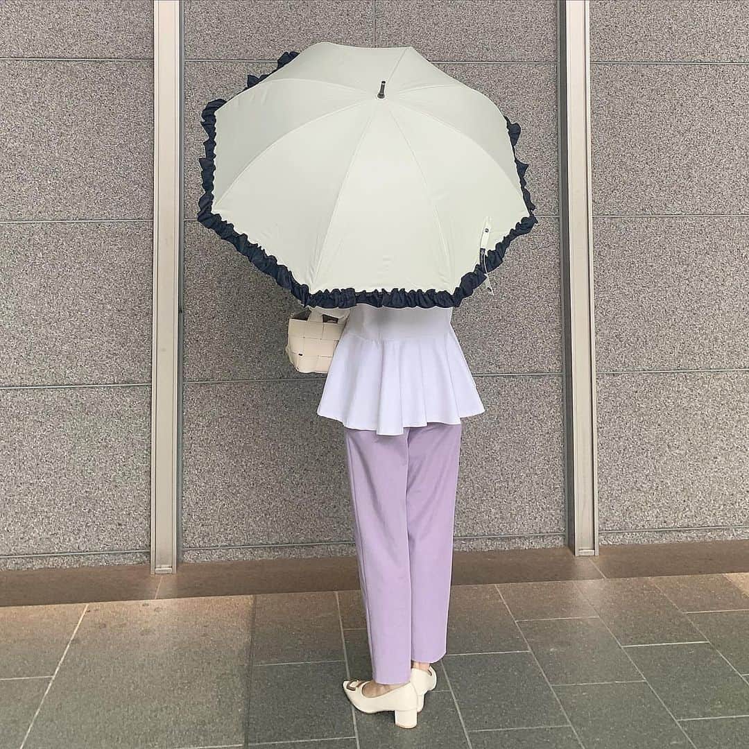 kaorinさんのインスタグラム写真 - (kaorinInstagram)「@fumio_kanagawa 先生推しで 田中みな実さんも愛用されてるという @ashiya_roseblanc  芦屋ロサブランの日傘🤍  とっても上品で大人可愛い🫶🏻  だけど、可愛いだけじゃなく、日本製で完全遮光100％❣️ しかも、芦屋ロサブランの日傘は生地が破けない限り、 100％遮光し続けるんだそうです✨  仕事に行く時に毎日使っていますが、 本当に日陰にいるかのように、日差しを避けてくれます✨  『高価なコスメよりも、高機能な日傘を』 のキャッチフレーズにズキュンされました💘笑  そして種類もサイズ展開も豊富で、 私は長傘の55センチのミドルサイズにしました❣️  折りたたみ傘も、種類もカラーも豊富でしたよ♡  どれも可愛くて迷いましたが、 顔映りがよく見える明るめカラーにしました🤍 （最後の画像に着画載せてます✨）  7/25まで @jrnt_style 名古屋高島屋4階で POP-UP開催中です♡  実際に見て、体験できるので、 ぜひ見に行ってみてくださいね🥰  #日傘#晴雨兼用傘#傘#芦屋ロサブラン#紫外線対策#日焼け対策#アラフォー美容#日傘コーデ#骨格ウェーブコーデ#アラフォー#アラフォーコーデ#大人可愛い#綺麗めコーデ#名古屋高島屋」7月21日 22時00分 - kaorinnnhyrk
