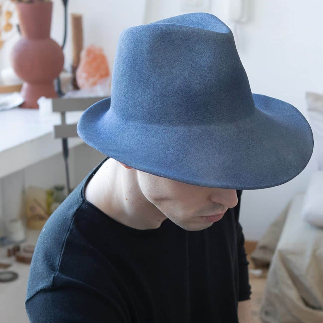 レナード プランクのインスタグラム：「Dennis Lapin Asymmetry as elegance. 𝟐𝟎% 𝐎𝐅𝐅 on summer styles, until 10th august 2023.  Carpe diem and shop at reinhardplank.it  #reinhardplank #hatmaker #summer2023 #hat #summersale #sale」