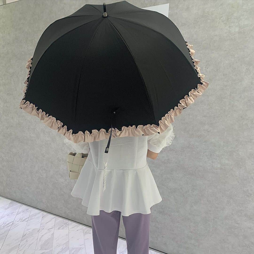 kaorinのインスタグラム：「@fumio_kanagawa 先生推しで 田中みな実さんも愛用されてるという @ashiya_roseblanc  芦屋ロサブランの日傘🤍  とっても上品で大人可愛い🫶🏻  だけど、可愛いだけじゃなく、日本製で完全遮光100％❣️ しかも、芦屋ロサブランの日傘は生地が破けない限り、 100％遮光し続けるんだそうです✨  仕事に行く時に毎日使っていますが、 本当に日陰にいるかのように、日差しを避けてくれます✨  『高価なコスメよりも、高機能な日傘を』 のキャッチフレーズにズキュンされました💘笑  そして種類もサイズ展開も豊富で、 私は長傘の55センチのミドルサイズにしました❣️  折りたたみ傘も、種類もカラーも豊富でしたよ♡  どれも可愛くて迷いましたが、 顔映りがよく見える明るめカラーにしました🤍 （最後の画像に着画載せてます✨）  7/25まで @jrnt_style 名古屋高島屋4階で POP-UP開催中です♡  実際に見て、体験できるので、 ぜひ見に行ってみてくださいね🥰  #日傘#晴雨兼用傘#傘#芦屋ロサブラン#紫外線対策#日焼け対策#アラフォー美容#日傘コーデ#骨格ウェーブコーデ#アラフォー#アラフォーコーデ#大人可愛い#綺麗めコーデ#名古屋高島屋」