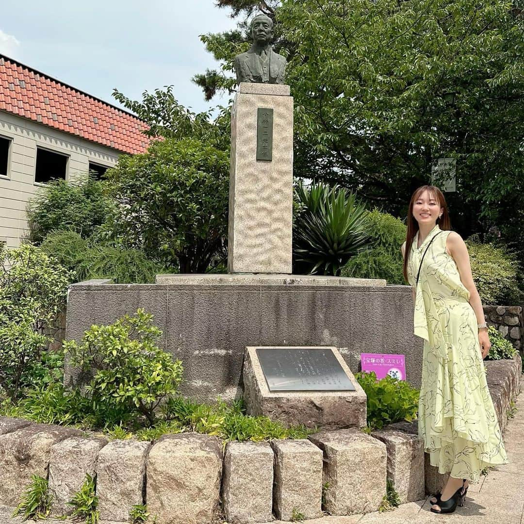 愛白もあのインスタグラム：「. 宝塚を卒業して今日で4年が経ちました⚜️ ⁡ 7.21の卒業の日は特別で大切な日☺️ 皆様に温かく送り出して頂いて幸せすぎる一日でした🪩🕺✨ ⁡ 前楽の日かなぁ、 花道から舞台を見学していてふと、『憧れて入ったこの宝塚の舞台と明日さよならするんだ…』とすごく寂しくなったのを覚えています🥲 清々しい気持ちと寂しい気持ちと、皆さんから頂く愛が嬉しい気持ちと、色々な感情が混じり合ってパンパンだったなぁ〜🥺 忘れられない卒業公演です🥺🥺🥺✨ ⁡ ⁡ ⁡ 先日7/18には、小林一三先生の生誕150周年と宝塚音楽学校創立150周年記念式典に56期の伯母と出席して参りました✨ ⁡ 舞台上には小林公一先生と、角さんと、 元宙組プロデューサーで現在音楽学校の校長先生の中西先生のお姿が🥺 素晴らしい司会を陽月華さんがされていて、そしてogの先輩方から貴重なお話を聞かせて頂きました✨✨ ずっと聞いていたいと思うほど楽しいトークコーナーでした👏もう、最高でした🥰❤️ 更に加茂さくらさんの"宝塚我が心の故郷"、 約2000人の卒業生と在校生の国家と校歌の大合唱、 音楽学校の先生方と本科生による"清く正しく美しく"の祝舞と続き、ずっーーと感動していました😢 谷先生の構成・演出、吉田優子先生の音楽指揮という贅沢な式典は、何にも代え難い時間となりました🫧 ⁡ ⁡ ⁡ 唯一無二の宝塚音楽学校の卒業生としてこれからも 『朗らかに、清く正しく美しく』 をモットーに生きていきたいと思います🎵 ⁡ ⁡ ⁡ #宝塚音楽学校創立110周年  #小林一三先生生誕150周年  #おめでとうございます💗  #アクリルスタンドというものを初めてget🤭 #久しぶりにキャトルレーヴとレビュー郵便局で #可愛いノート購入しました🩷」