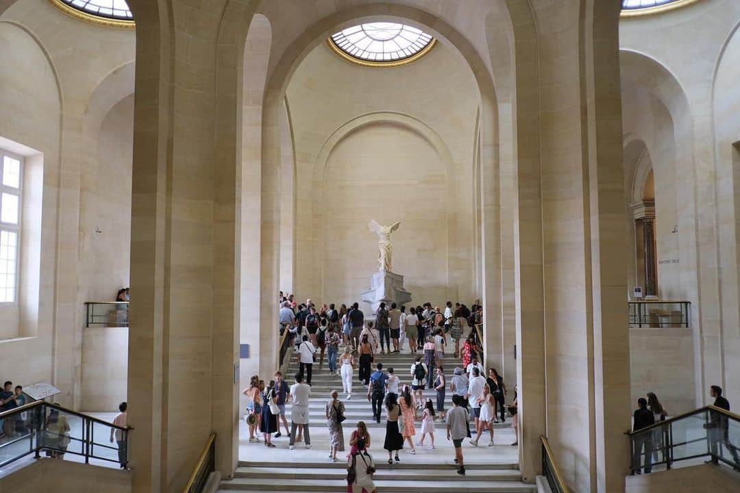 蒼木まやさんのインスタグラム写真 - (蒼木まやInstagram)「🇫🇷 ルーブル美術館、ヴェルサイユ宮殿 サントシャペル教会に行ってきました！  ①サモトラケのニケ ②下からのニケ ③リアル・モナリザ ④人だかりとモナリザ ⑤教科書でみたミロのヴィーナス ⑥どこもかしこも広すぎるヴェルサイユ宮殿 ⑦行ってみたかったヴェルサイユの鏡の間 ⑧ステンドグラスが有名なサントシャペル教会 ⑨うつくしいバラ窓  事前に予約しないといけないことを 知ったのが直近だったので いい時間が空いてなくどこも大急ぎに…！  ルーブルはちゃんと見ようと思ったら 4日かかるなんて🥹 ヴェルサイユも広すぎて国かと思った🥹  今にも飛び立ちそうなニケが とってもかっこよかった🪽  #パリ旅行 #ルーブル美術館 #ヴェルサイユ宮殿 #サントシャペル教会  #富士フイルム #fujifilmphotography #fujifilmxe」7月21日 22時01分 - maya_aoki_