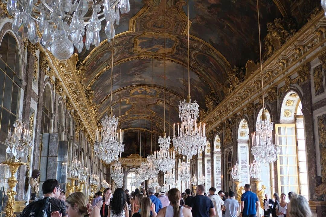 蒼木まやさんのインスタグラム写真 - (蒼木まやInstagram)「🇫🇷 ルーブル美術館、ヴェルサイユ宮殿 サントシャペル教会に行ってきました！  ①サモトラケのニケ ②下からのニケ ③リアル・モナリザ ④人だかりとモナリザ ⑤教科書でみたミロのヴィーナス ⑥どこもかしこも広すぎるヴェルサイユ宮殿 ⑦行ってみたかったヴェルサイユの鏡の間 ⑧ステンドグラスが有名なサントシャペル教会 ⑨うつくしいバラ窓  事前に予約しないといけないことを 知ったのが直近だったので いい時間が空いてなくどこも大急ぎに…！  ルーブルはちゃんと見ようと思ったら 4日かかるなんて🥹 ヴェルサイユも広すぎて国かと思った🥹  今にも飛び立ちそうなニケが とってもかっこよかった🪽  #パリ旅行 #ルーブル美術館 #ヴェルサイユ宮殿 #サントシャペル教会  #富士フイルム #fujifilmphotography #fujifilmxe」7月21日 22時01分 - maya_aoki_