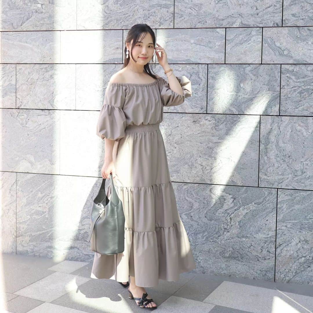 Eri Satoのインスタグラム：「【grayge×blackコーデ】 · onepiece,shoes: @randa_pic  bag: @orsetto_official · 最近可愛い感じのワンピよく着てるかも😂 全身お気に入り😚 ワンピもサンダルも、 @randa_pic バッグは @orsetto_official · この日はゆりちゃん( @lily112988 )とランチ💓 (最近ゆり率高め) Bまり( @b.b.m.i )が仲良しの 佐藤さんのお寿司屋さんへ🍣 @sushiryuta もう本当に美味しすぎました🥺✨ 佐藤さんはいわき出身なの！ だから福島産のお米やお酒、 メヒカリが出てきたり、とっても嬉しかったー🥰 場所はミッドタウンからすぐだよ✨ DMから予約できます😌 絶対また行く💓 誰か行こ🥰 · · 【鮨 竜太】 〒106-0032  東京都港区六本木7丁目3-15 鈴や第2ビル B1F · · #randa#高身長コーデ#ママコーデ#カジュアル #ファッション#コーディネート#プチプラ#プチプラコーデ#夏コーデ#ワンピースコーデ#mamagirl#locari#partegram#きれいめカジュアル#お洒落さんと繋がりたい#六本木お寿司#六本木ランチ#乃木坂お寿司#乃木坂ランチ#お寿司#鮨#さとえりデート」