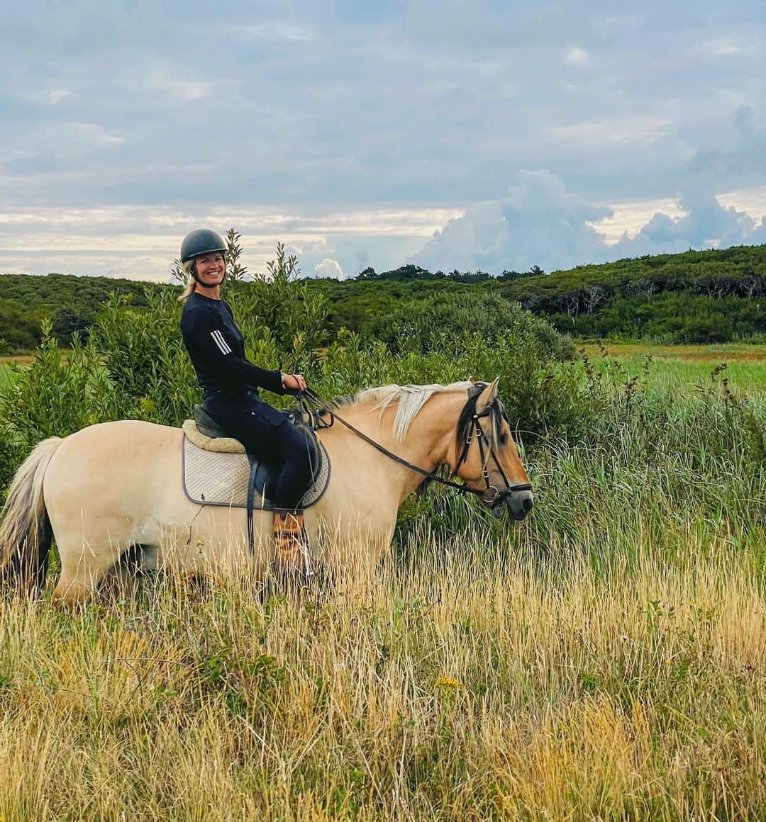 ダフネ・シパーズのインスタグラム：「Improving my horse riding skills in Texel's stunning nature! 🏇🌊🌄  Swipe for some galloping action! 😄」