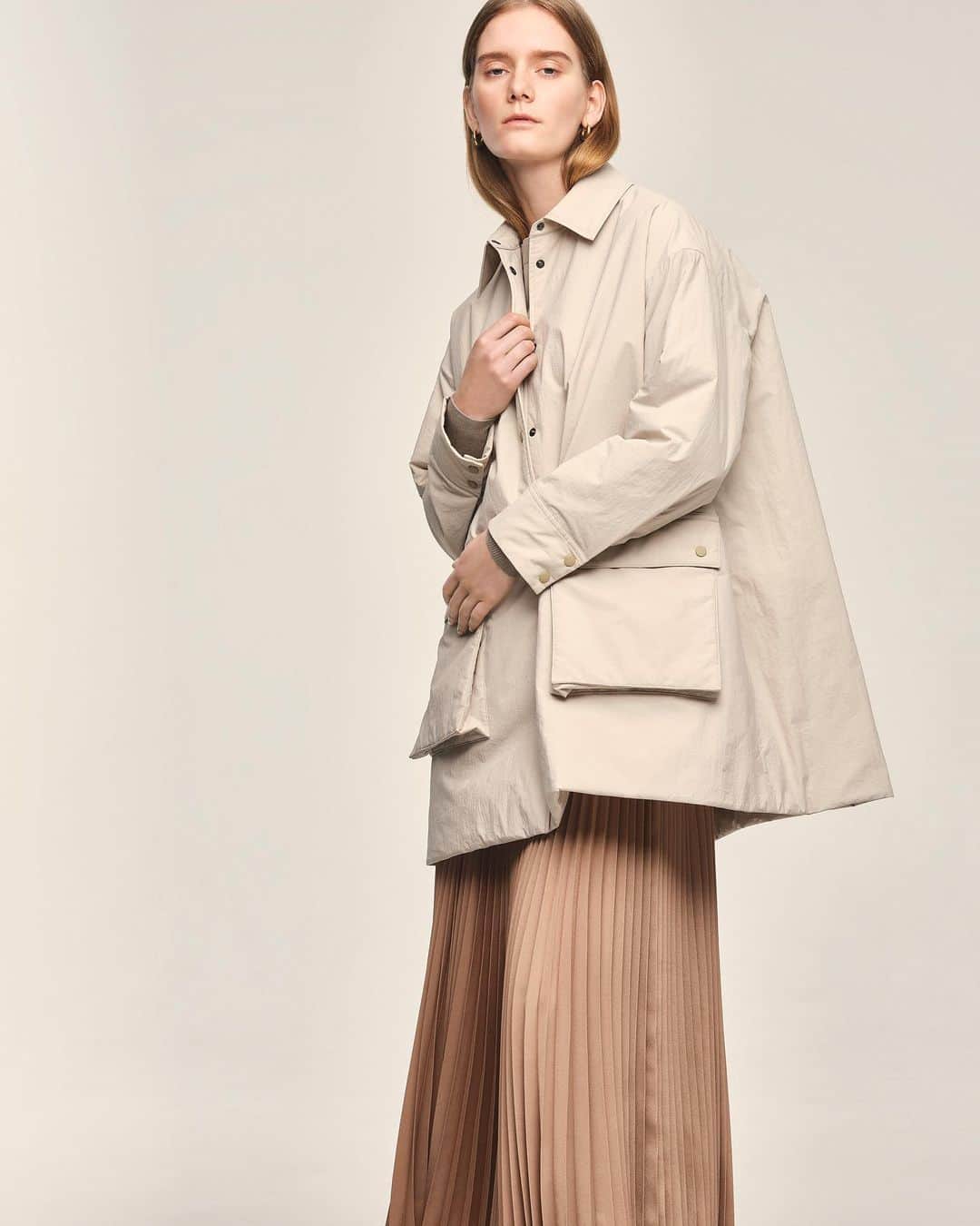 Theory luxe official account.のインスタグラム：「［LOOKBOOK FALL 2023］  JACKET：Akira Nadine(9月発売予定) SKIRT：Refined Pleats Pilil(9月発売予定) KNIT：Lawrence Arlo(9月発売予定)  #theoryluxe #セオリーリュクス #アウター #秋アウター #プリーツスカート #ワントーンコーデ」