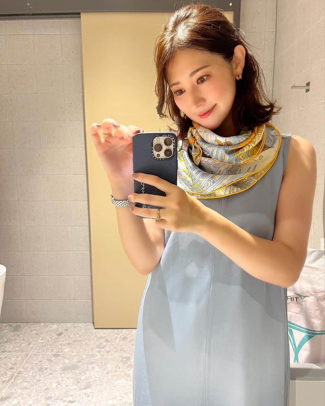 Sayuri（岸岡小百合）さんのインスタグラム写真 - (Sayuri（岸岡小百合）Instagram)「* 今日は大好きなお姉さまと久しぶりのランチ🍽️ お姉さまに少しでも近づこうと、 カレ90を巻いてみました🧡🐘🐢🦒  【LE CARNAVAL DES ANIMAUX】  動物の謝肉祭   広げるとたくさんの動物達がいる まぁまぁインパクトのあるスカーフ😆  色もオレンジや黄色で少し派手ですが 巻いてまるとあら不思議💛  想像以上に肌馴染みが良いのです🌿 巻いてみないとわからないし、 巻き方次第でいろんな表情を見せてくれるのが スカーフの難しいところであり、楽しいところです😊  ランチの様子はまた次の投稿で🎵  #三井ガーデンホテル横浜みなとみらいプレミア  #横浜ランチ #エルメスカレ90  #カレ90  #hermes  #hermescarre  #スカーフ #エルメスカレコーデ  #動物の謝肉祭 #LECARNAVALDESANIMAUX」7月21日 22時13分 - sayuuringo