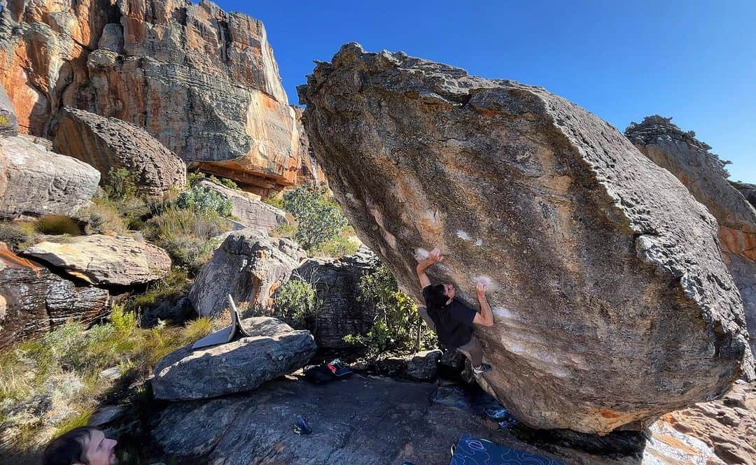 ポール・ロビンソンのインスタグラム：「I left Rocklands last year with one major project left undone, “Black Eagle,” V14. Returning this year, it quickly became my main objective for the trip! I was stoked to start getting super good links after my first day back on it and on top of that the new @evolv_worldwide shaman pro lv’s felt incredibly good on the low percentage heel hook move. The next sesh on it, I got a small split 🩸 on my right index finger which made me have to stop trying it for a week. Then a perfect cold day showed up on the forecast and I took full advantage of the temps, hiked out there and sent it!!! Stoked to see progression from last year and so much psyche for such incredible boulders like this one. #bouldering」