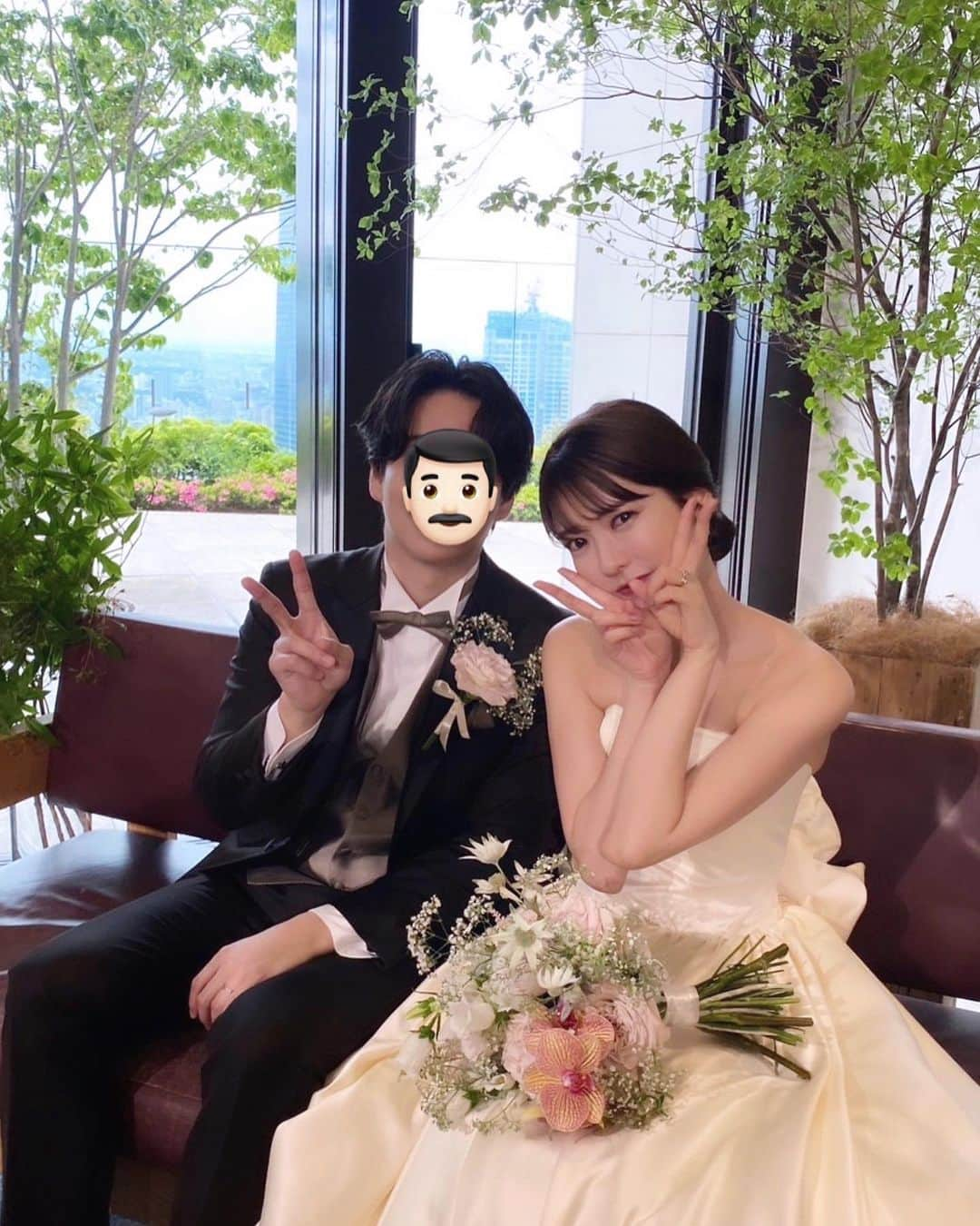 諭吉のインスタグラム：「1着目のドレスは高校からの友人に 作ってもらいました👰‍♀️♡  生地からデザインまで一緒に考えて本当に楽しかったし、このドレスを着れたことが本当に嬉しかったなぁ、、！  披露宴から後ろにボリュームのある飾りをつけて (わたしたちの間ではプリプリと呼ばれていた) それも違う印象になって可愛かった✨  @zhi__zi  高校の時からずば抜けたセンスの持ち主で 安心してお任せできました🫶🏻 結婚式当日二人でボロボロ泣いたのもいい思い出♡  皆さんもぜひオーダーしてみてください！ 私のインスタ見たで割引してくれるそうです🤫  後ろ姿のくるみボタン載せたい＋お母さんの笑顔が可愛い写真載せたので見つけてください🤍笑  #ウェディング#ウェディングブーケ#プレ花嫁 #アンダーズ花嫁 #アンダーズウェディング #結婚式レポ#ウェディングドレス」