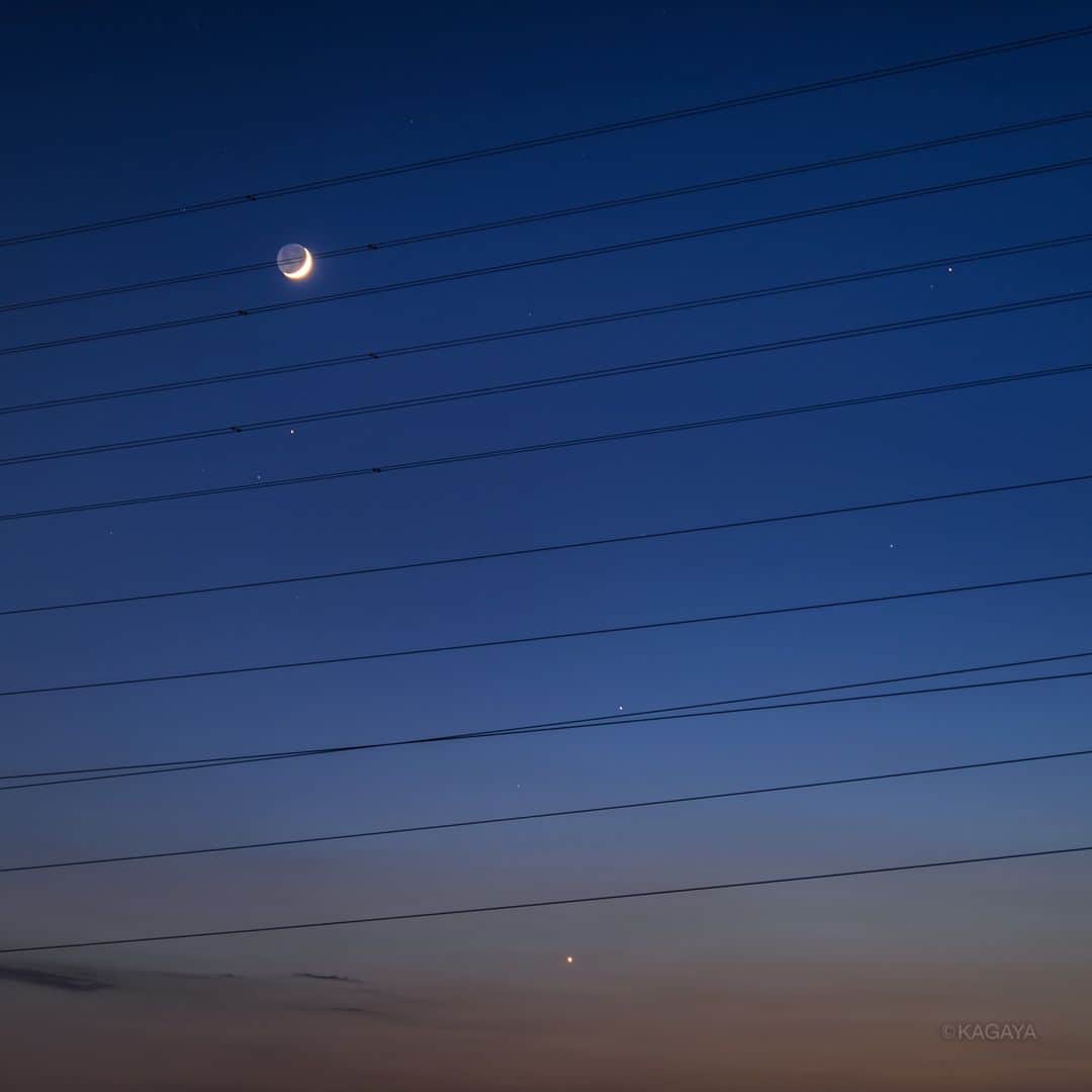 KAGAYAさんのインスタグラム写真 - (KAGAYAInstagram)「天空の楽譜。 夕暮れのグラデーションの中に並んだ天体が、音符のように見えました。  　🌙 　月  　⭐️ 　　火星   レグルス ⭐️  　　　　⭐️ 金星  （さきほど、愛知県にて撮影） 今日もお疲れさまでした。  #moon #星空 #starphotography #sonyalpha #α7v」7月21日 22時07分 - kagaya11949