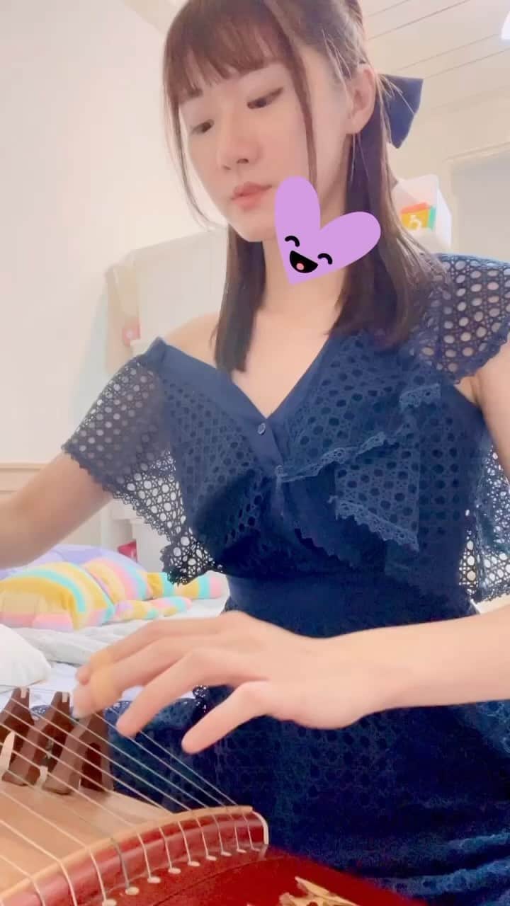 茉晶のインスタグラム：「烏梅子醬很適合古箏的音色！ 後面不小心發呆了🥹😝  #烏梅子醬 #古箏 #古箏cover」