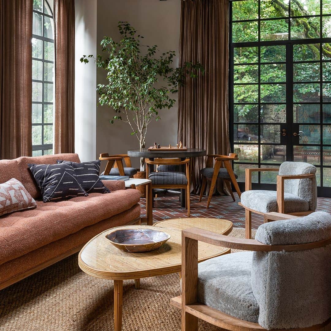 Design Milkさんのインスタグラム写真 - (Design MilkInstagram)「From the bustling city of Seattle to the serene San Juan Islands, Steve Hoedemaker's journey always leads back home. 🏠✨ As a partner at @hoedemakerpfeiffer, he combines architecture, interiors, + landscape to create designs that tell stories of people + places, weaving together contemporary design + timeless traditions. Join us as he shares some of his work + his most treasured possessions for today's #FridayFive! \\\ Visit the link in bio for more! 🔗  [architect, architecture, Hoedemaker Pfeiffer, Housewright, Seattle, interior design]」7月21日 22時11分 - designmilk