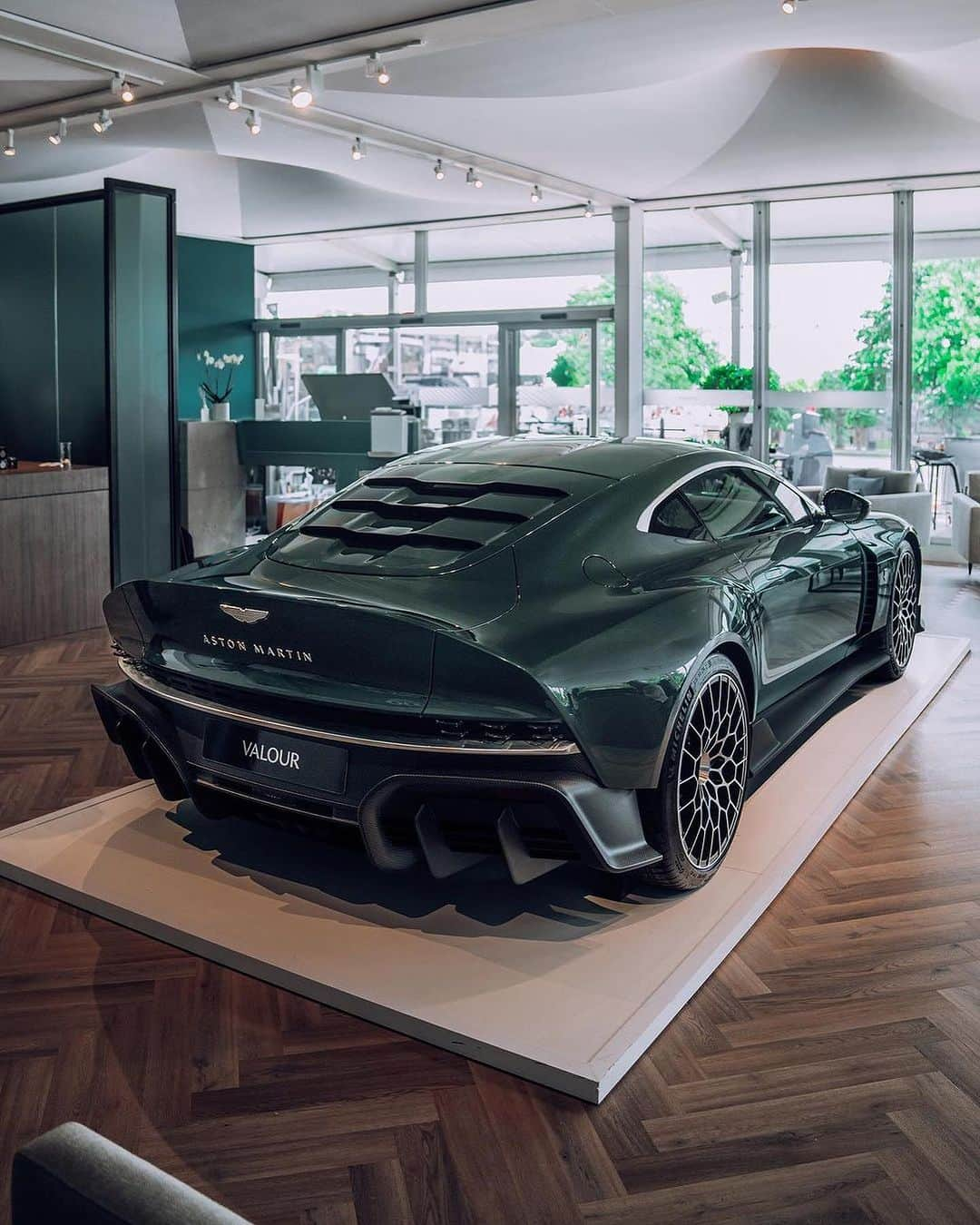 CarsWithoutLimitsさんのインスタグラム写真 - (CarsWithoutLimitsInstagram)「The all new Aston Martin Valour  📸 @masterkrishan   #carswithoutlimits #astonmartin #valour #astonmartinvalour」7月21日 22時11分 - carswithoutlimits