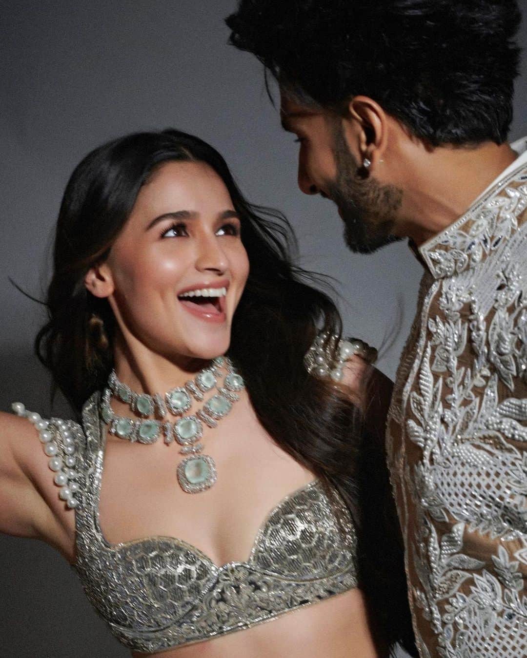 アリア・バットのインスタグラム：「Rocky aur Rani ki kal shaam ki kahaani✨ Swipe to see how the kaahani ended😬   #RockyAurRaniKiiPremKahaani in cinemas on July 28!」