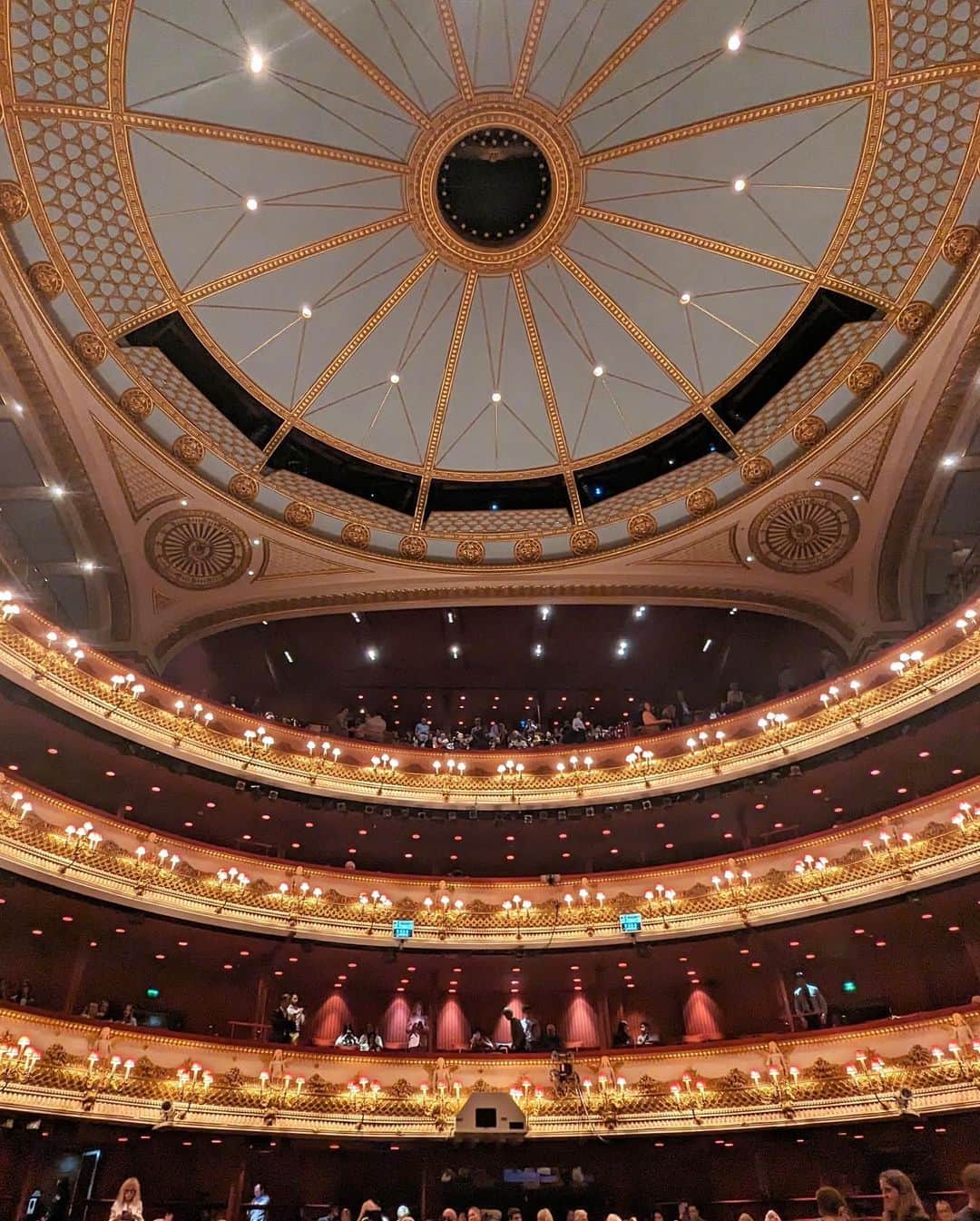 安岡あゆみさんのインスタグラム写真 - (安岡あゆみInstagram)「. Royal Opera Houseでオペラ鑑賞🎻 ロイヤル・オペラ・ハウスは、4階建ての円形観客席を有する世界最高のレベルを誇る名門歌劇場で、ロイヤル・オペラ、ロイヤル・バレエ団そしてロイヤル・オペラ・ハウス・オーケストラの本拠地として使用されています。 ロンドンで本場のオペラ鑑賞ができるなんて…夢のようでした☺️ 夫はロイヤルでバレエ見たかった〜😞と嘆いていましたが（この時期は丁度日本公演だったのです。）、パリのオペラ座よりロイヤルの方が好みと嬉しそうにしていました😌✨ . . #royaloperahouse #london #england #ayumi_y_travel #ロイヤルオペラハウス #ロンドン #イギリス #ロンドン旅行 #イギリス旅行 #ヨーロッパ旅行 #ヨーロッパ周遊」7月21日 22時11分 - ayumi_yasuoka