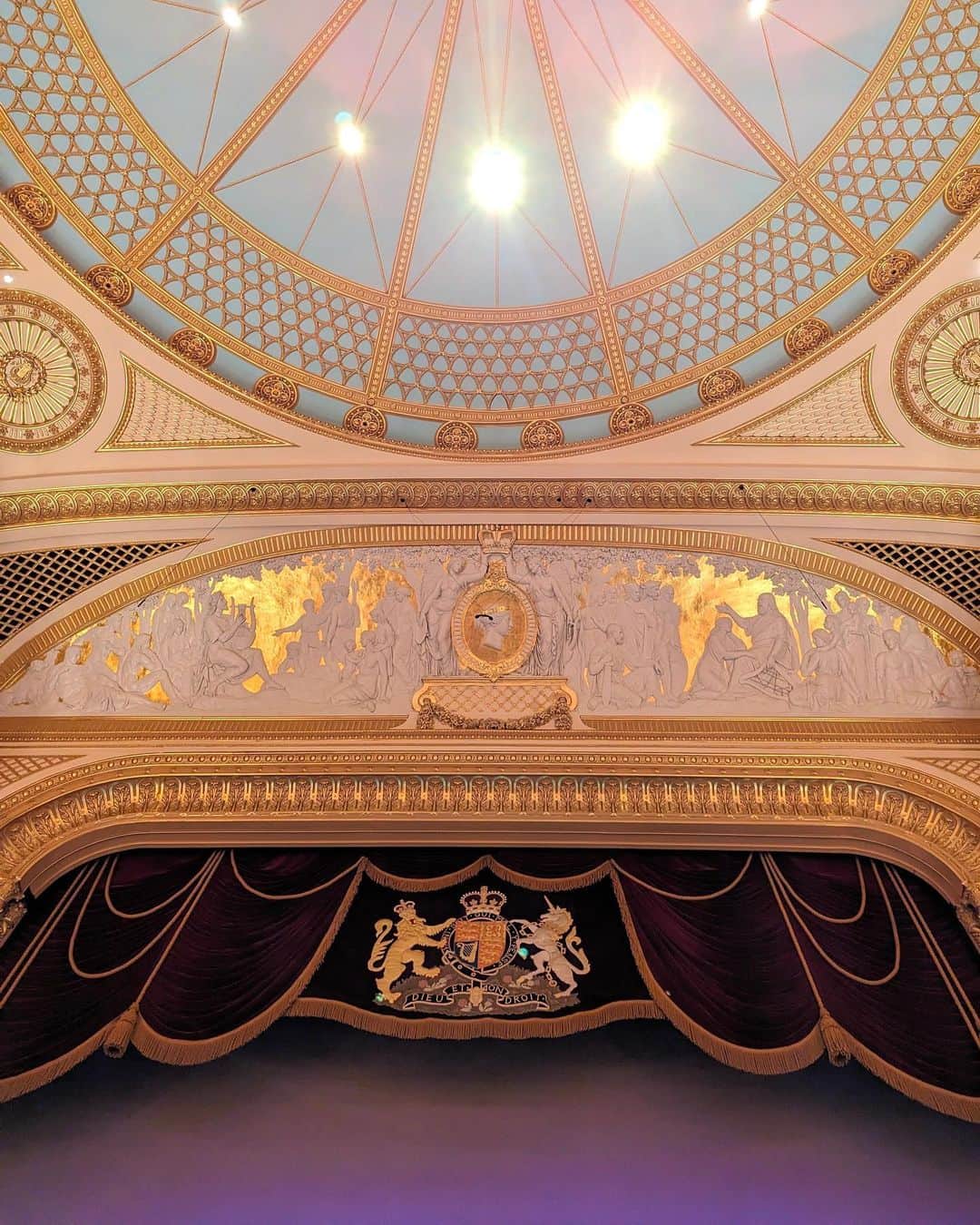 安岡あゆみさんのインスタグラム写真 - (安岡あゆみInstagram)「. Royal Opera Houseでオペラ鑑賞🎻 ロイヤル・オペラ・ハウスは、4階建ての円形観客席を有する世界最高のレベルを誇る名門歌劇場で、ロイヤル・オペラ、ロイヤル・バレエ団そしてロイヤル・オペラ・ハウス・オーケストラの本拠地として使用されています。 ロンドンで本場のオペラ鑑賞ができるなんて…夢のようでした☺️ 夫はロイヤルでバレエ見たかった〜😞と嘆いていましたが（この時期は丁度日本公演だったのです。）、パリのオペラ座よりロイヤルの方が好みと嬉しそうにしていました😌✨ . . #royaloperahouse #london #england #ayumi_y_travel #ロイヤルオペラハウス #ロンドン #イギリス #ロンドン旅行 #イギリス旅行 #ヨーロッパ旅行 #ヨーロッパ周遊」7月21日 22時11分 - ayumi_yasuoka