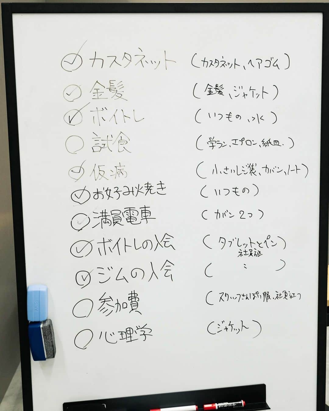 加賀翔（かが屋）さんのインスタグラム写真 - (加賀翔（かが屋）Instagram)「7月回！！ 『かが屋文庫コント収録ライブ生配信』 今月もありがとうございました！！事前に撮影した賀屋のギャグ払いとギャグ上戸も含めると10個！今回はいろんな種類のコントをやれましたありがたいですね！アーカイブは明後日までですのでもしよければぜひ！ネタとネタの間に裏話や打ち合わせをバンバンしてしまっているのでネタだけ観たい方は火曜土曜の配信日で！来月は8月20日なのでマセキライブサークルからご応募お待ちしております！ #かが屋文庫生配信」7月21日 22時14分 - kagaya_kaga