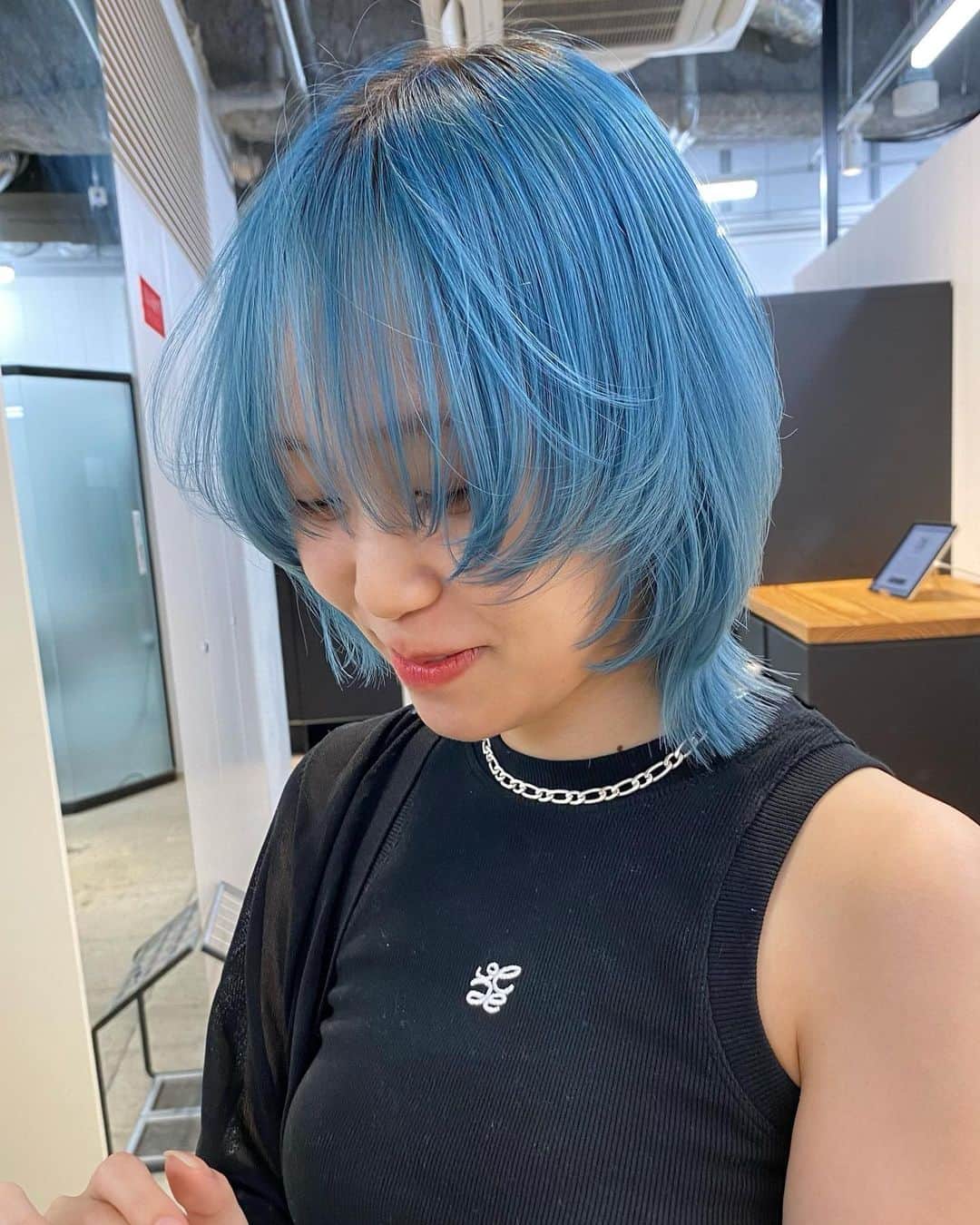 のインスタグラム：「〝ice blue とwolf layer〟  後ろもくびれをつくり、顔まわりもなるべく短く切ったウルフレイヤー🙌🏻  いろんなウルフご提案できますよ◎」