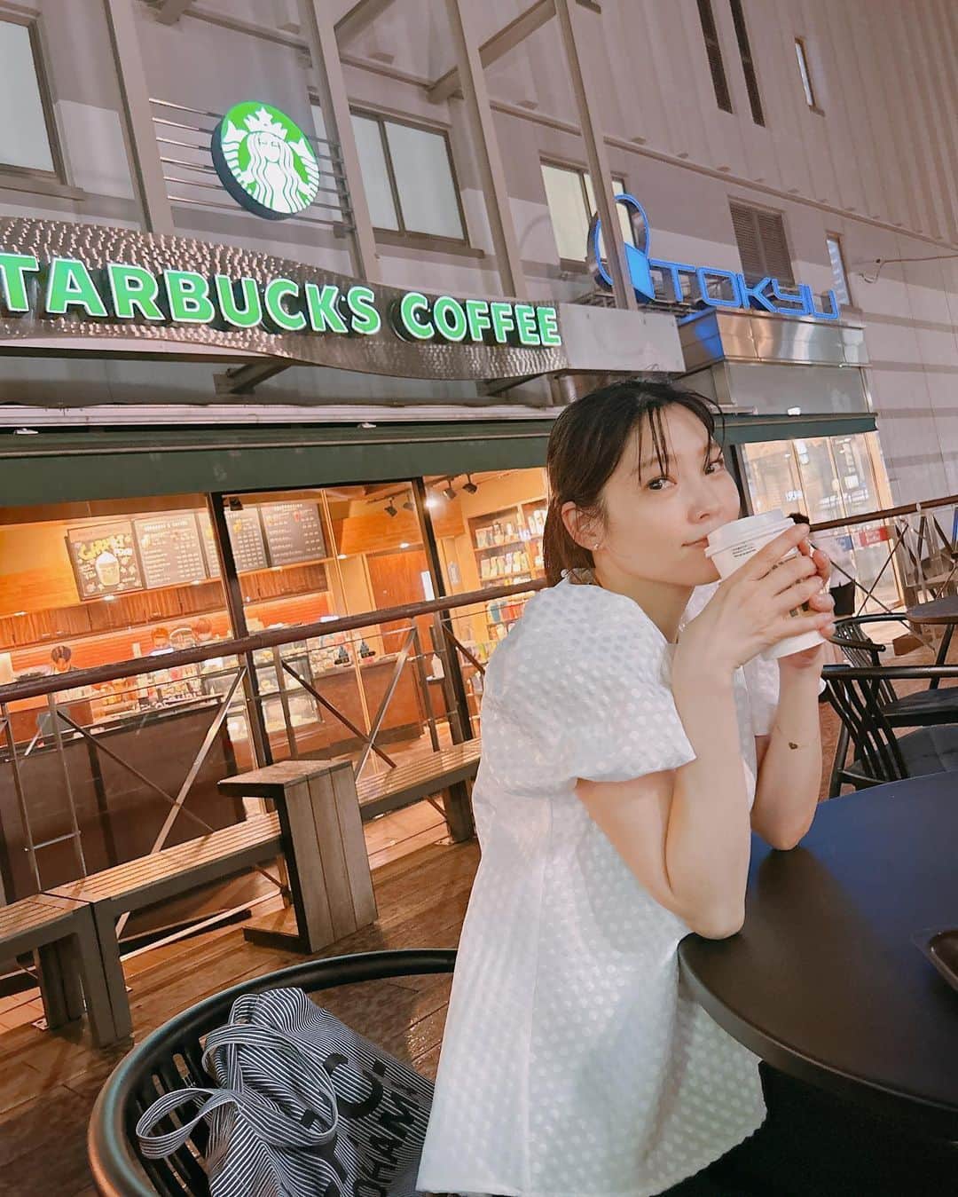 森貴美子のインスタグラム：「夏の夜のテラス席最高✨  ちょっとパラっと通り雨来たけど、パラソルの下でハワイみたいでなんかいいなって思ってた⛱️  tops… @unminouofficial」