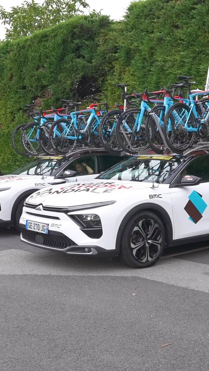 Citroënのインスタグラム：「🇫🇷 @letourdefrance   Découvrez l’organisation des @citroen C5 X des DS pendant une étape du Tour de France 🚗  Discover the @citroen C5 X DS organization during a stage of the Tour de France 🚗  #AG2RCITROËNTEAM #RoulonsAutrement #RideDifferently - © KBLB」