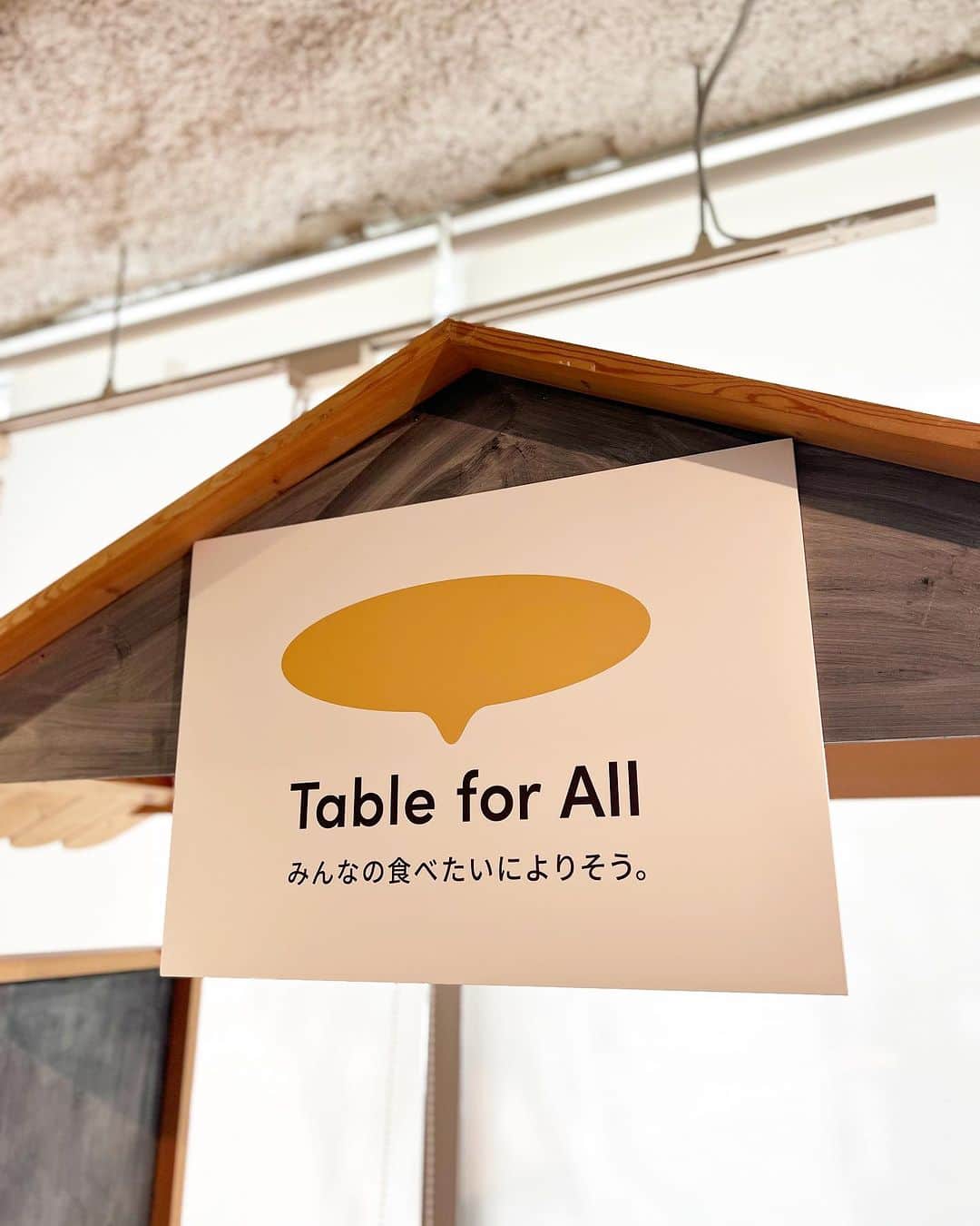 アレルギーナビゲーター 細川真奈 ❤さんのインスタグラム写真 - (アレルギーナビゲーター 細川真奈 ❤Instagram)「【Table for  All コラボおしゃべり会】開催いたしました🎉  アンバサダーを務めさせていただいている日本ハムさんが運営するアレルギーケア総合プラットフォーム「Table for All」 @nipponham_aller さんとのコラボおしゃべり会、 初開催でした！！！  1ヶ月弱で企画が決まり、 1週間ちょっと前からの告知・募集というタイトスケジュールの中でしたが、ご参加いただきました皆様ありがとうございました✨  当日はスペシャルな事に ●開発中商品の食べ比べ&意見交換 ●みんなの食卓®️シリーズを食べながら「Table for All」の活用方法について目から鱗な情報を教えていただいたり…  7年間毎月開催している「おしゃべり会」ですが、 開催場所やコラボ内容が変わる と集まる人にも変化が！  今回は #大人の食物アレルギー をもつ方、 #アレルギーっ子ママ が半々の人数で双方にとって良い情報交換ができるとっても素敵な場となりました🥹✨  最近は、学生さんからわたしと年齢の近い方まで男女共に #アレルギーっ子 当事者が参加してくださる機会が増えてきていて本当に嬉しく思っています☺️💕 みんなきっと普段の生活の中で、 "なんとかなってる" のだろうけど、同士と話す事によって初めて知る耳寄りな情報って必ずあると思うんです。（現にそう。）  企業様の素敵なお取り組みの背景にあるとても細かい配慮であったり、 知る人ぞ知る！になっている実は便利なサービスや最高の商品情報も、 企業様から直接お話を聞く事で知ることって沢山あるなと私自身改めて気付かされました。  「食べる」という日常生活で当たり前の行為も、 誰と食べるか どこで食べるか 何を考えながら食べるか によって美味しさに違いがあると思うんです。  #美味しいって幸せ の連鎖が広がるよう、こういった企業様とのお取組みの機会も大切にしていきたいです🥹✨  #tableforall #tableforallアンバサダー #テーブルフォーオール #みんなの食卓 #日本ハム #おしゃべり会 #美味しいって幸せ #卵アレルギー #乳アレルギー #山芋アレルギー #ナッツアレルギー #小麦アレルギー #食物アレルギー #アレルギー #大人の食物アレルギー #アレルギーナビゲーター #foodallergy #pr #foodallergies #allergynavigater  #食物アレルギー_おしゃべり会 #食物アレルギー東京」7月21日 22時18分 - manahosokawa