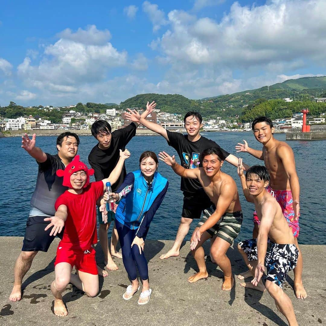 山﨑加奈さんのインスタグラム写真 - (山﨑加奈Instagram)「・ 今日のTHE TIME,中継🏖️ 東伊豆町に半世紀以上も前から伝わる『ラムネ』という海遊びをご紹介しました！☀️  堤防から海に飛び込む時の、シュワシュワ〜っと泡に包まれる姿がラムネを開けた時に似ていることから名付けられました🙌🏻  わたしも駆けつけてくれたたくさんのギャラリーに見守られながら本番で、6mの高さからジャンプ！！！頑張りました🥹(本当に) なんだか人として成長できた気がします🥲笑  飛ぶラムネ、最高に気持ちよかったですよ〜☺️✨ 夏らしい思い出ができました🫶🏻 ・ #thetime_tbs  #静岡の遊び #東伊豆町 #海遊び #夏の風物詩といえば  #ラムネ  #アナウンサー #山﨑加奈」7月21日 22時18分 - kana_yamazaki_sbs