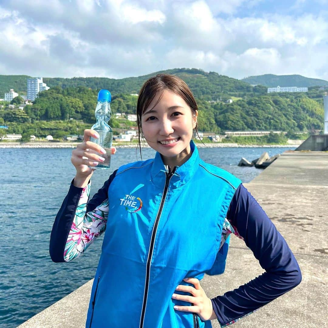 山﨑加奈のインスタグラム：「・ 今日のTHE TIME,中継🏖️ 東伊豆町に半世紀以上も前から伝わる『ラムネ』という海遊びをご紹介しました！☀️  堤防から海に飛び込む時の、シュワシュワ〜っと泡に包まれる姿がラムネを開けた時に似ていることから名付けられました🙌🏻  わたしも駆けつけてくれたたくさんのギャラリーに見守られながら本番で、6mの高さからジャンプ！！！頑張りました🥹(本当に) なんだか人として成長できた気がします🥲笑  飛ぶラムネ、最高に気持ちよかったですよ〜☺️✨ 夏らしい思い出ができました🫶🏻 ・ #thetime_tbs  #静岡の遊び #東伊豆町 #海遊び #夏の風物詩といえば  #ラムネ  #アナウンサー #山﨑加奈」