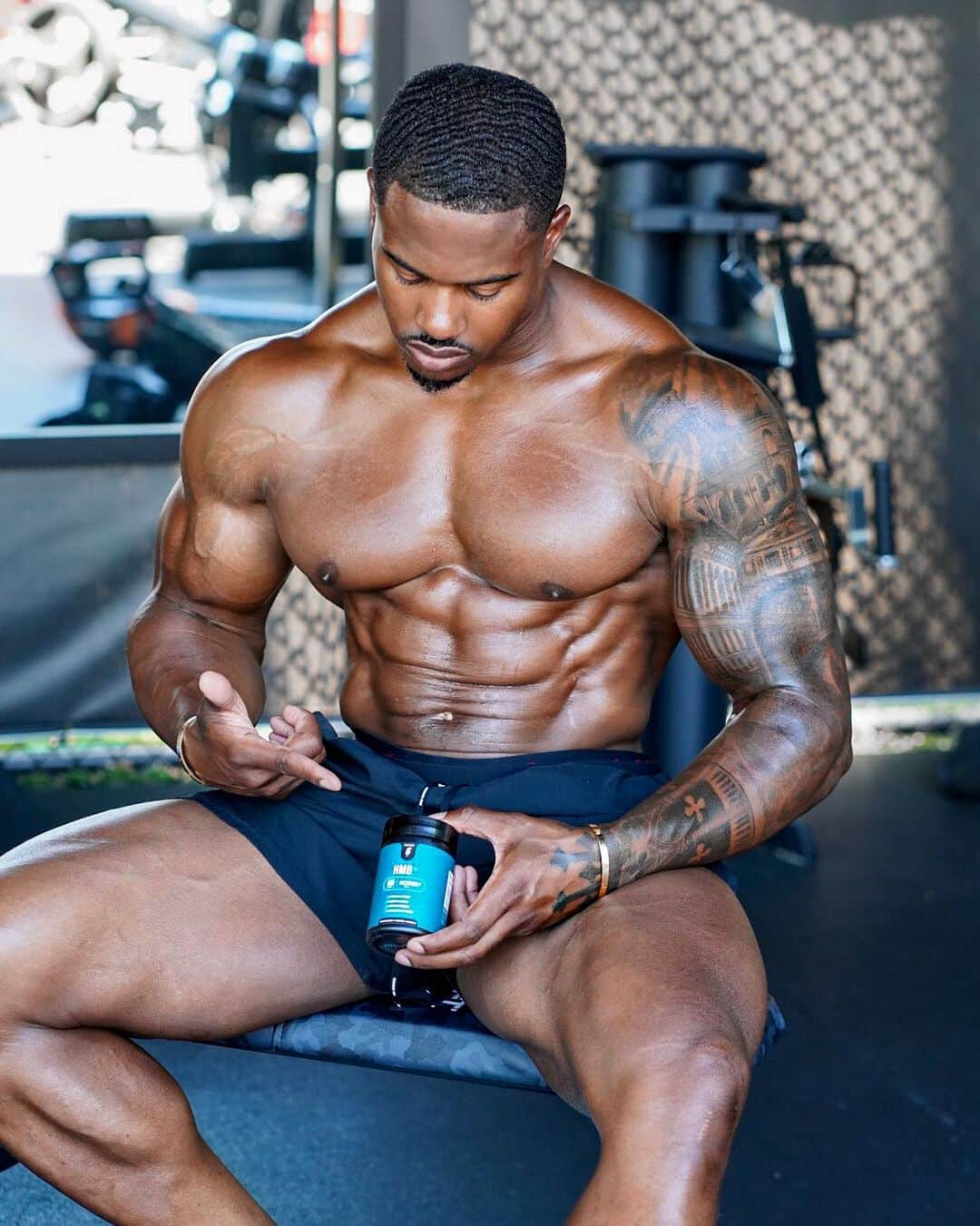 Simeon Pandaさんのインスタグラム写真 - (Simeon PandaInstagram)「@innosupps HMB+ 💪🏾🔥 If your response is ‘what’s that?’ 🤔 read below and learn why HMB has been a staple in my supplementation for over a decade.⁣⁣ ⁣⁣ 👉 HMB is a substance formed naturally when the body breaks down the amino acid leucine. It is used to build, maintain, and repair muscle cells. ⁣⁣ ⁣⁣ 👉 HMB was the second supplement I ever tried, many years ago, and is still the second most effective supplement ingredient I use after creatine. ⁣⁣ ⁣⁣ 👉 Aside from HMB being proven to increase strength by almost 20% in studies, I have personally experienced the positive effects, including improvements in my strength and recovery. ⁣⁣ At the time when I first used HMB I was taking notes of my lifting stats (which I advise anyone to do when judging the effects of a strength supplement) I was able to see a clear increase in lifts.⁣⁣ ⁣⁣ 🙌 HMB+ could genuinely be the game changer you’re looking for, don’t take my word for it, research it! ⁣⁣ ⁣⁣ 👉 Head to INNOSUPPS.COM to read facts about HMB+ which has added AstraGin, an ingredient that significantly enhances the absorption of essential ingredients.⁣」7月21日 22時30分 - simeonpanda