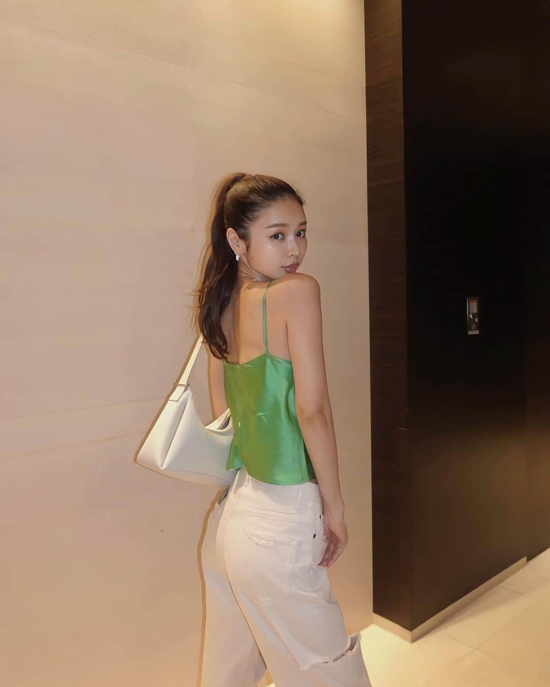 加治ひとみのインスタグラム：「💚💚💚🌙  夏 ♡ @intimissimiofficial  @searoomlynn_official  @polene_paris @tiffanyandco」
