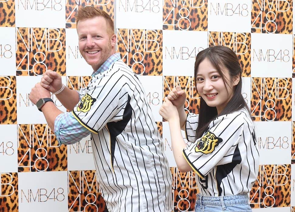 川上千尋さんのインスタグラム写真 - (川上千尋Instagram)「⚾  スポーツニッポンさんが企画してくれた マートンとの対談  私にとって、マートンは人生で1番会いたかった人。  マートンのおかげで 野球にのめり込んで、阪神を好きになって モノマネをしたからキャラができて 日々の活動から活力をもらっていて…  まさに今の私を作ってくれた人。  "マートンのおかげで" と言えることが沢山あります  そんな憧れであり尊敬する人が目の前にいました。  実際に会えた瞬間 夢が叶ってしまった。どうしよう。 と思いました  でもマートンが話してくれた言葉ひとつひとつが宝物で 緊張して全ては聞けなかったけどそれもまた思い出で  会って話せて夢は叶ったけど next timeね！って帰り際言ってくれて  次会う時はもっと大きくなっていたいなって また私に夢を与えてくれました  スポニチさん 素敵な機会をいただいて ありがとうございました！  沢山プレゼントもいただいて がんばりましょうっていってくれて いつも見てた笑顔で笑ってくれて 紳士でかっこよかったです。  また大好きが増しました😌  やっぱりマートンは1番の推しです  私も皆さんに活力を与えられる存在 でいたいなと思いました☺️  Thank you Murton.  God bless.  写真:スポーツニッポン新聞社提供   #スポニチ #推し活 #神推し  #阪神タイガースファン  #阪神タイガース #マートン  #9   （好きだ虫のMV見てきたよ！って言いながら行進してくれました）（好きだ虫ポーズもしてくれた）（バッティングフォームも一緒にしてくれた）  #尊い」7月21日 22時31分 - this_chihhi