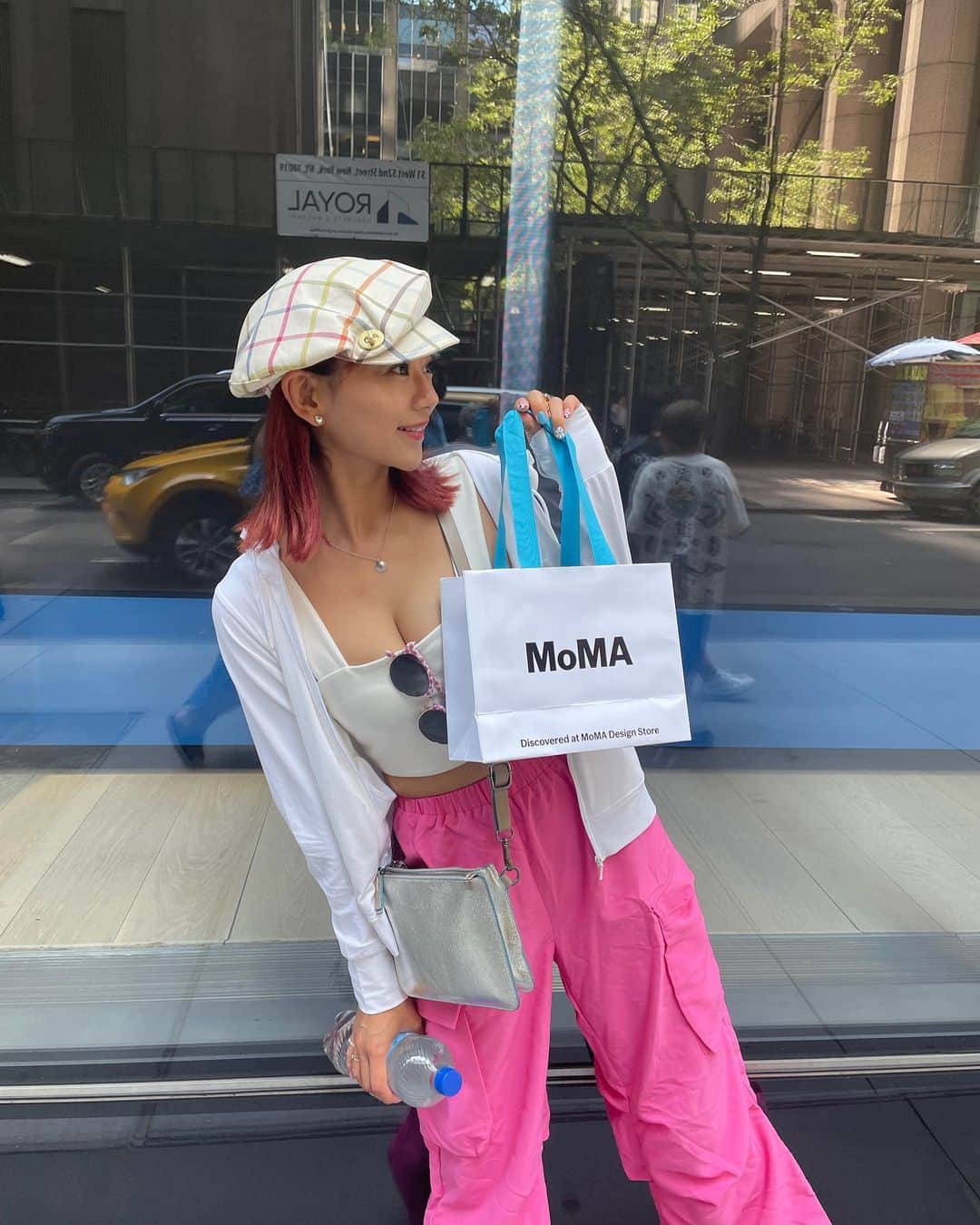 指出瑞貴さんのインスタグラム写真 - (指出瑞貴Instagram)「🗽🩷🩷🩵 #victoriasecrets #MoMA #momanyc #ny #nyc #newyork #5thavenue #us  この帽子はもう10年以上前に買ったもの。 中々被る機会はなかったけど大切に大切に持っていました♡  念願の #モマ ストア、素敵でした 一目惚れしたキャップ買っちゃった♡」7月21日 22時24分 - sashidemizuki