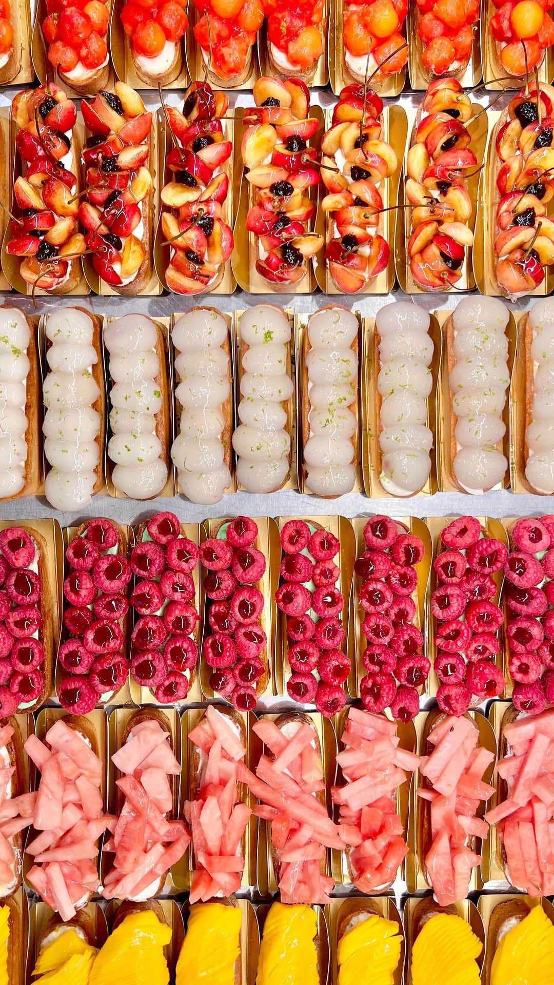 DOMINIQUE ANSEL BAKERYのインスタグラム：「Good morning from Soho and our Summer Marché pastry case! Looking beautiful with 10 different fresh fruit tarts, from Rambutan to Champagne mango, juicy pink pineapples from Costa Rica, local summer strawberries, Black Mission figs, white donut peaches, and more. Here in Soho TODAY FRI 7/21 to SUN 8/6 only. 🥭🍍🍓🍊🍒🥝🫐🥥🍋 Beautiful job, team! 💪」