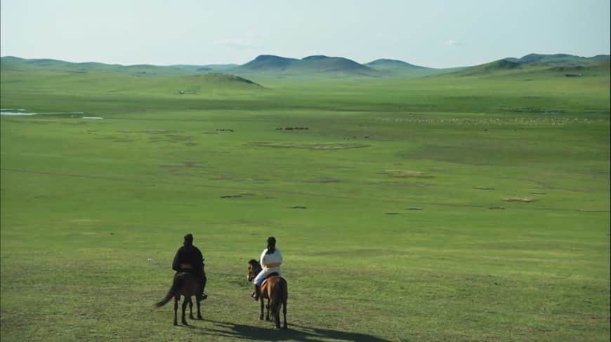 VIVANTさんのインスタグラム写真 - (VIVANTInstagram)「⋱ 🐈‍⬛#𝐕𝐈𝐕𝐀𝐍𝐓 裏話📸 ⋰  第1話のラストシーン。役所さんと二宮さんが佇む草原はヘンティーのベルヒという草原地帯での撮影です🎥あまりにも綺麗すぎてCGと言われていますが実際にある場所です。役所さん二宮さんとも馬に乗ってしかもモンゴル語でお芝居をして頂いております。遊牧民がよく通るルートみたいで羊や山羊を皆で眺めましたねー🐏🐐　#VIVANT #VIVANTep1」7月21日 22時25分 - tbs_vivant