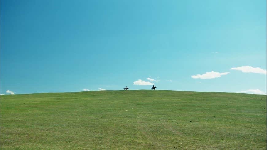 VIVANTさんのインスタグラム写真 - (VIVANTInstagram)「⋱ 🐈‍⬛#𝐕𝐈𝐕𝐀𝐍𝐓 裏話📸 ⋰  第1話のラストシーン。役所さんと二宮さんが佇む草原はヘンティーのベルヒという草原地帯での撮影です🎥あまりにも綺麗すぎてCGと言われていますが実際にある場所です。役所さん二宮さんとも馬に乗ってしかもモンゴル語でお芝居をして頂いております。遊牧民がよく通るルートみたいで羊や山羊を皆で眺めましたねー🐏🐐　#VIVANT #VIVANTep1」7月21日 22時25分 - tbs_vivant