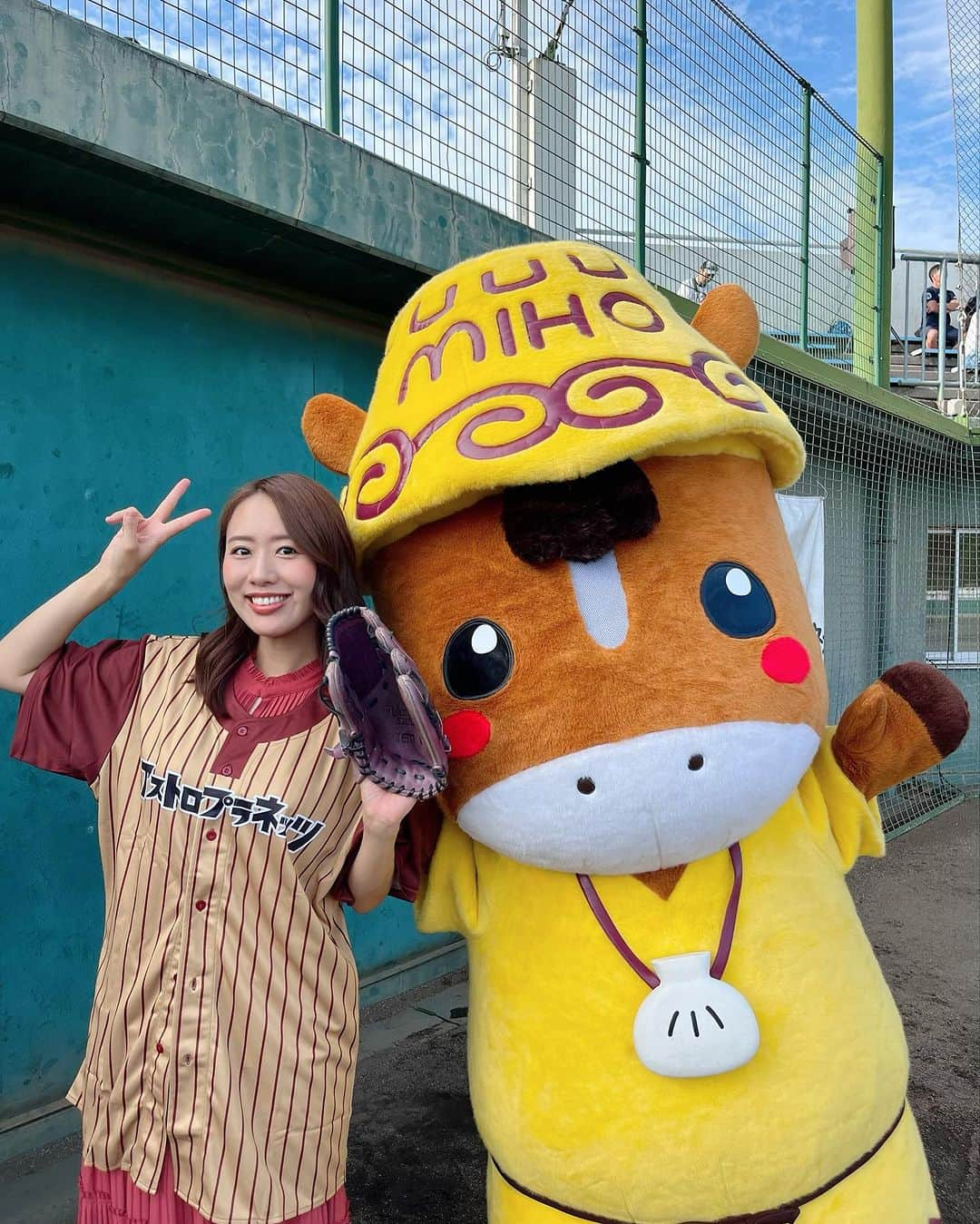 守永真彩のインスタグラム：「. . みほーすと始球式頑張ってきましたー⚾️✨  美浦村「光と風の丘公園野球場」 プロ野球BCリーグ公式戦⚾️✨  茨城アストロプラネッツ v.s. 埼玉武蔵ヒートベアーズ  　 お天気最高‼️ 湿度もあまりなく、爽やかでした☀️ 外での野球観戦気持ち良かったです😊  トレセン通ってた時に仲良くさせてもらってた方々も 何人か来てらっしゃって久々の再会嬉しかったなぁ💓 キッチンカーも4台も！！ どれも美味しそうでした☺️  始球式は アストロプラネッツの大生竜万選手がぎりぎりまでキャッチボール付き合ってくださり、ありがたかったです🥺 (でも全選手の目の前で練習だったので、内心、始球式よりドキドキしてました笑笑)  アストロプラネッツの皆さん、スタッフさん、みんな優しくてアットホームでファンになりました😆 ありがとうございました！ またぜひ美浦村来てくださいね✨  始球式の模様は、次のポストで動画付きで載せますー！！  @ibaraki_planets  #美浦村　#みほーす　 #茨城　#アストロプラネッツ　 #BCリーグ　#野球　#始球式 #再投稿」