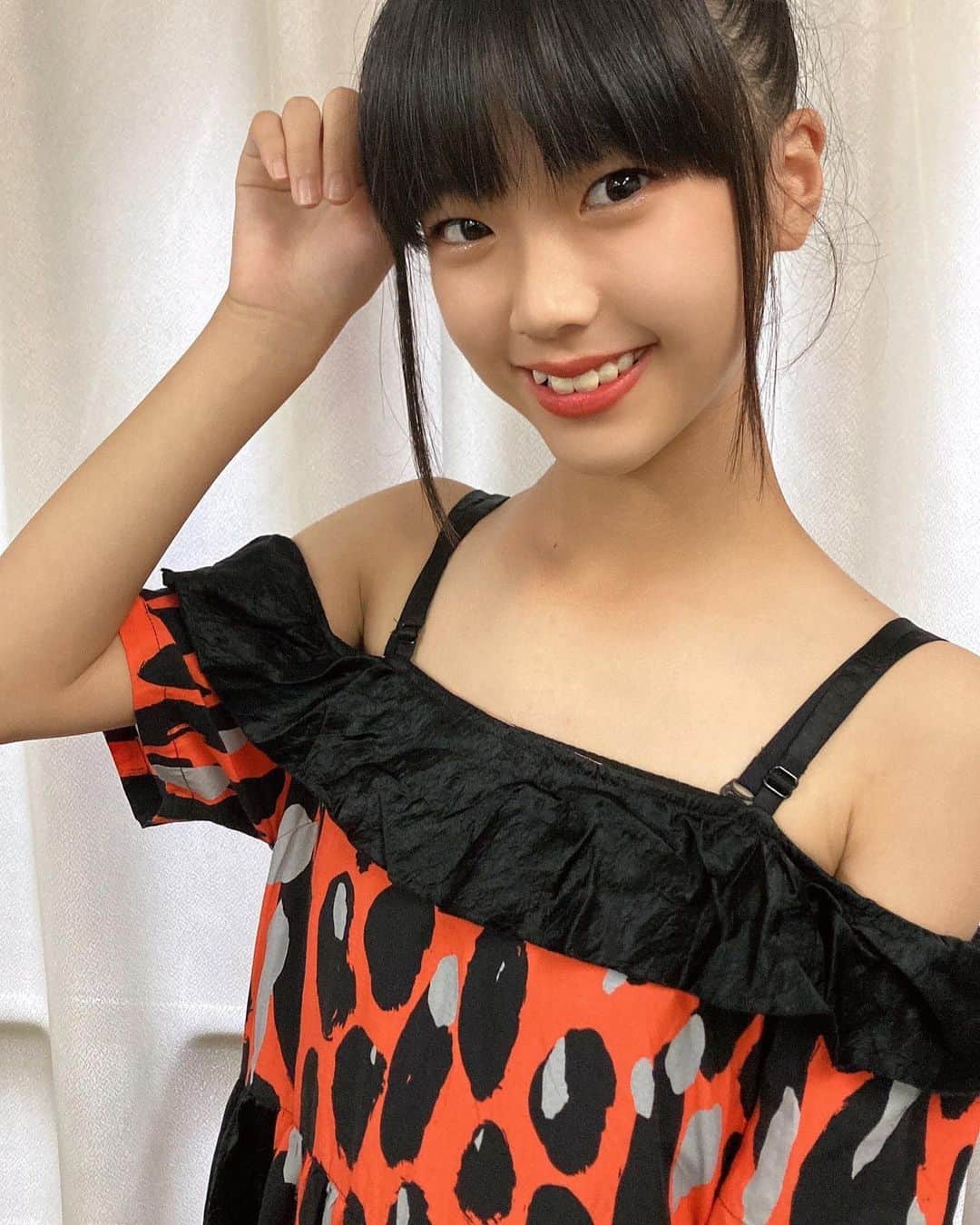 北島澪のインスタグラム：「【いいねお願いします】  japankidsfashionweekでのインスタイベント「マイコーデコンテスト」に参加してます💚 いいねで応援よろしくお願いします🥰  第４弾テーマは「レトロファッション(Retro fashion)」💕  #jkfwマイコーデ #キッズモデル #インスタキッズ #jkfw #japankidsfashionWeek #retrofashion  #レトロファッション   #Repost @japankidsfashionweek with @use.repost ・・・ JKFW2023では、 週に一回、おしゃれキーワードを公式Instagramアカウトにて公表してます。  第４弾テーマは「レトロファッション(Retro fashion)」❣️  「レトロファッションは1920年代から1990年代までの過去の時代に影響を受けたスタイルで、ヴィンテージの美学とノスタルジックな要素を特徴としています。クラシックと現代のファッショントレンドを融合させることで、個性的なスタイルを表現することができます。」  「Retro fashion is a style influenced by past decades (1920s-1990s), featuring vintage aesthetics and nostalgic elements. From flapper dresses to mini-skirts and grunge-inspired attire, it allows individuals to express their unique style by blending classic and contemporary fashion trends.」  Show me your Coordination!  ＜投稿条件＞ 集計対象SNS：Instagram、Tiktok（抖音）、Wechat(微信)  集計対象ハッシュタグ：#JKFWマイコーデ、#キッズモデル、#インスタキッズ  必ず３つのハッシュタグを付けて投稿してください。 条件を満たす投稿の”いいね”数を8/5終了時点で集計します。  ＜Submission requirements＞  SNS: Instagram, Tiktok (抖音), Wechat (微信). Hashtags(must be added): #JKFWマイコーデ、#キッズモデル、#インスタキッズ  Please make sure your post had all three hashtags.  The number of "likes" for posts that meet the requirements will be counted as a bonus score by the end of August 5th.  #jkfwマイコーデ #キッズモデル #インスタキッズ #jkfw #japankidsfashionWeek #retrofashion」