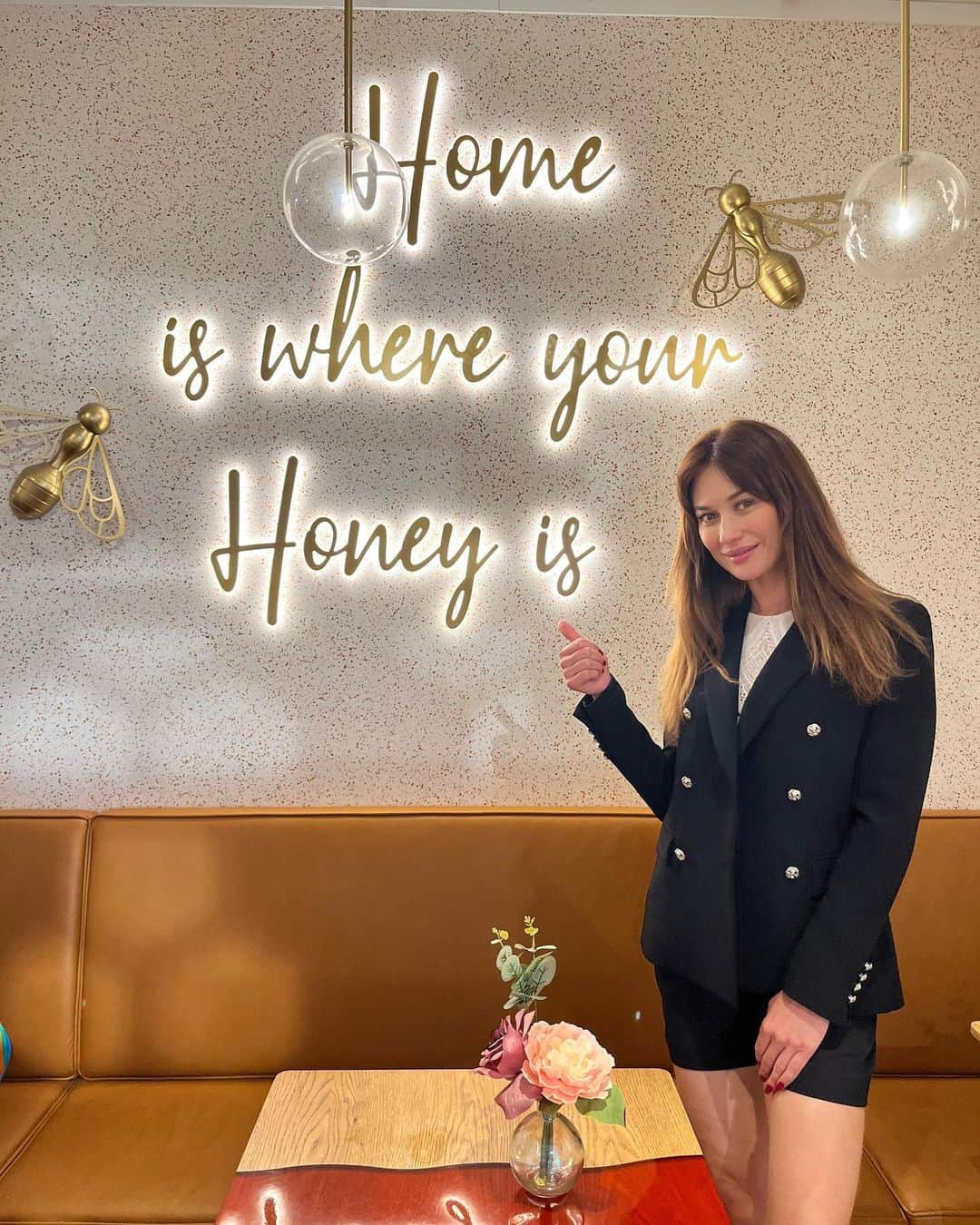 オルガ・キュリレンコのインスタグラム：「Who else has got their honey at home? 😉🥰 @hiveselfridges #hivesrestaurant」