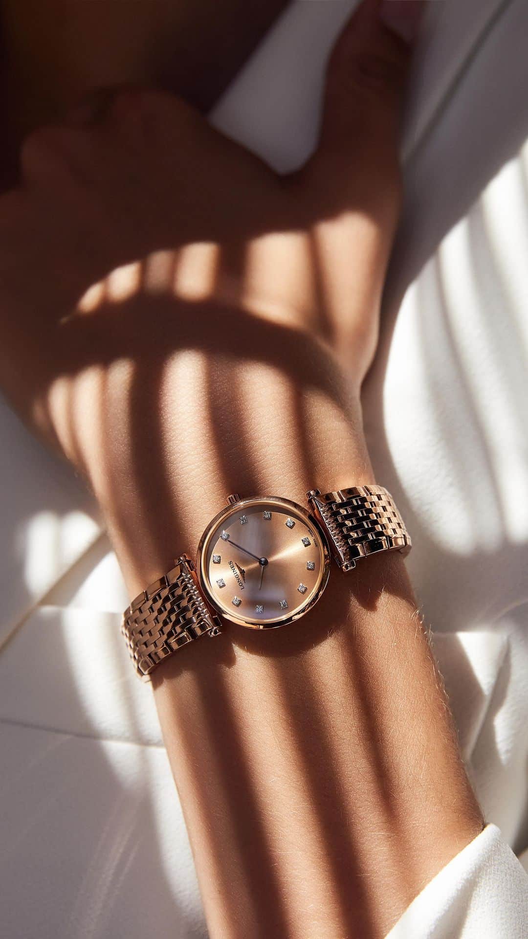 のインスタグラム：「Timeless elegance under the summer sun with LA GRANDE CLASSIQUE DE LONGINES. #EleganceisanAttitude #LaGrandeClassique #Summer」