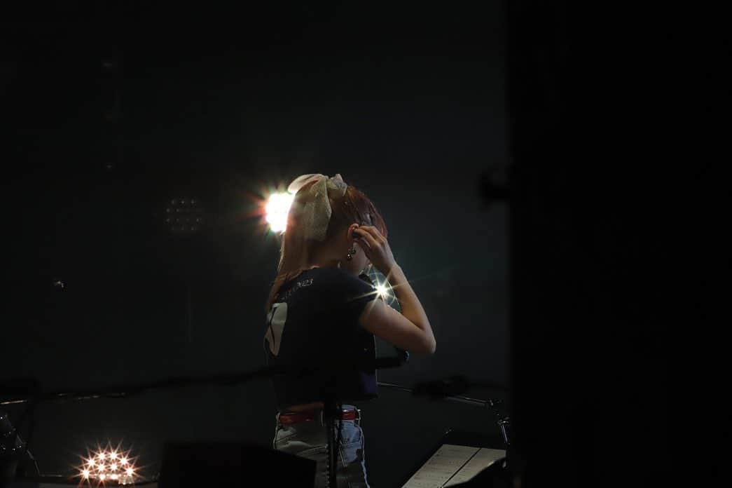 JUNNAのインスタグラム：「みんなからダブルアンコールをもらって、弾き語りしたときの📷  Photo by @y_yohske」