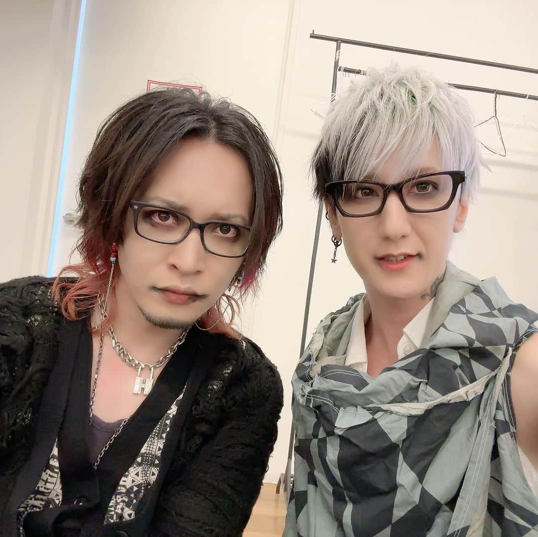 のインスタグラム：「本日DRESSCODE:EYEWEAR secondでした!!海🌊誕生日おめでとう！ そしてお祝いしてくれたみんな、YUKKEさん、ありがとうございました!!深海魚ぐるぐる眼鏡の海の動画撮ったつもりだったんだけど笑い過ぎて撮れてなかった…申し訳ないみんな。  浮き沈みが凄い、ちょっと変なセットリストだったけど聴きたかった曲とかも聴けただろうし良かったんじゃないかな！  そして今日は海の衣装を着てやりました。俺はPeriod着たんだけど意外と似合ってたしチェキとかめちゃくちゃ海っぽいの撮れたよ。  ほんと涙出てわき腹攣るぐらい笑って楽しかった。グズグズな部分もあったけどこんな感じでこれからもやって行くので宜しくお願いします!!  次はButterfly Allure！今日とは対照的にお休みがあんまりないらしいです！俺的には落とし作ったつもりなんだけど！  って事で暴れてしね!!  #vistlip #海の日」