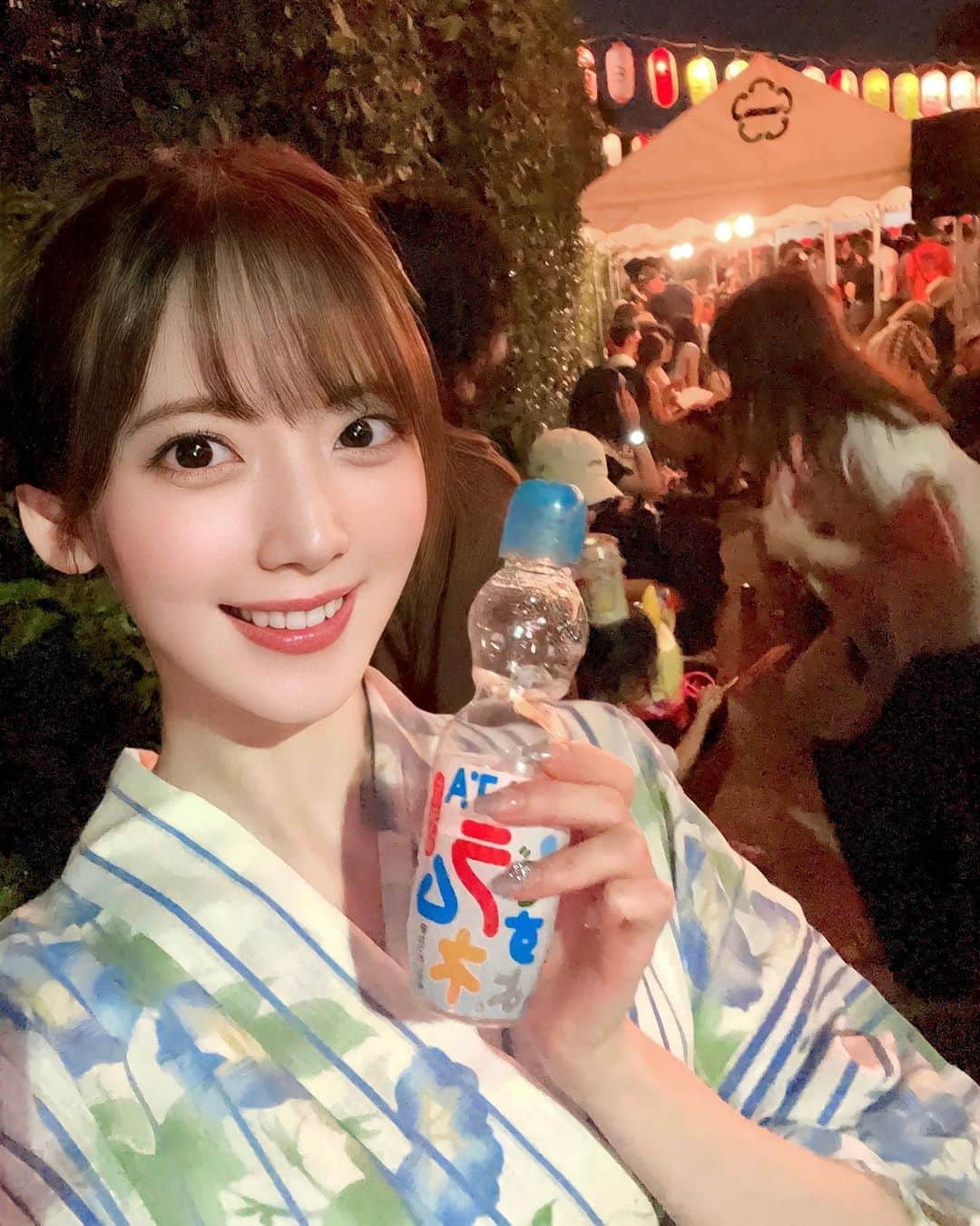 西川七海のインスタグラム：「🌠 4年ぶりの夏祭り！  4年前に買ったお気に入りの浴衣がようやくまた着れてうれしい☺︎  お祭りはいつも豚玉とジャンボ串焼きと冷やしパインを食べます🐖🍖🍍  #祐天寺みたま祭り #水風船まわってるのかわいい」