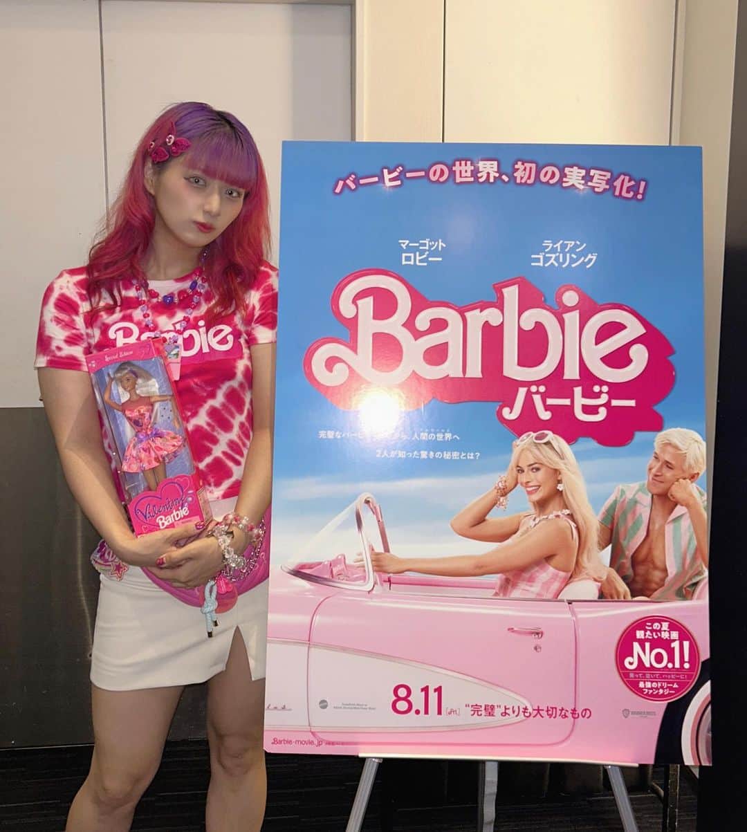 しなこさんのインスタグラム写真 - (しなこInstagram)「🩷🩷🩷  ワーナーミュージックジャパンさんにご招待いただき、大好きなBarbieの映画試写会にお邪魔しました॰˳ཻ̊♡  大好きな世界が広がっていて幸せだった、、、！  私はキラキラなBarbieが大好きで Barbieにたくさんの希望をもらっている人生だけど まさかの展開や結末に驚いたり、 考えさせられました🤔💭！！！  また何回も観にいきたいです🍒！！  ハワイでもBarbieとコラボしてるお店多くて たまたま見つけたTシャツが激カワすぎたんだよね🌷 日本でもZaraとかとコラボしてて可愛いよね( ̳- ·̫ - ̳ˆ )◞❤︎  会場でまさかの @powerpuffboys_official さんに お会いできて感激でした😢、、、！ お写真ありがとうございました😢  最後の写真は持参した私のお気に入りbarbie🩷  #barbie #バービー #映画バービーって #映画バービー #barbiemovie」7月21日 22時35分 - ssshinako