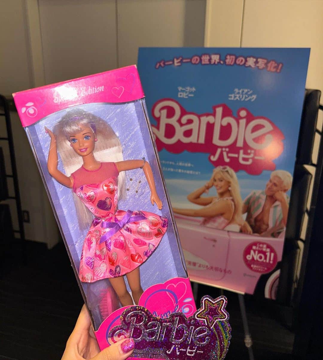 しなこさんのインスタグラム写真 - (しなこInstagram)「🩷🩷🩷  ワーナーミュージックジャパンさんにご招待いただき、大好きなBarbieの映画試写会にお邪魔しました॰˳ཻ̊♡  大好きな世界が広がっていて幸せだった、、、！  私はキラキラなBarbieが大好きで Barbieにたくさんの希望をもらっている人生だけど まさかの展開や結末に驚いたり、 考えさせられました🤔💭！！！  また何回も観にいきたいです🍒！！  ハワイでもBarbieとコラボしてるお店多くて たまたま見つけたTシャツが激カワすぎたんだよね🌷 日本でもZaraとかとコラボしてて可愛いよね( ̳- ·̫ - ̳ˆ )◞❤︎  会場でまさかの @powerpuffboys_official さんに お会いできて感激でした😢、、、！ お写真ありがとうございました😢  最後の写真は持参した私のお気に入りbarbie🩷  #barbie #バービー #映画バービーって #映画バービー #barbiemovie」7月21日 22時35分 - ssshinako