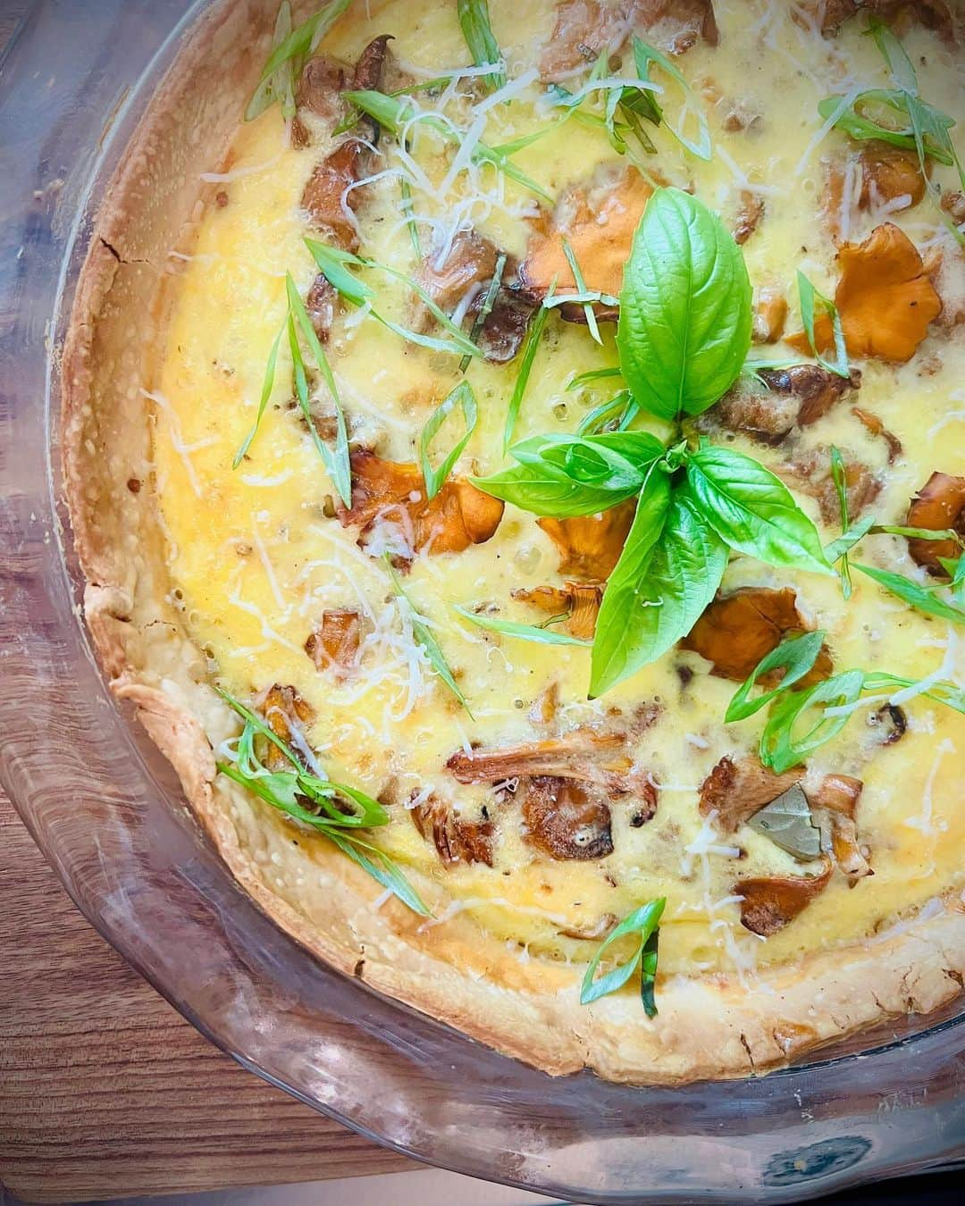 アレクサンドラ・ブレッケンリッジのインスタグラム：「Next up Chanterelle tart!!! This was also splendid ♥️」