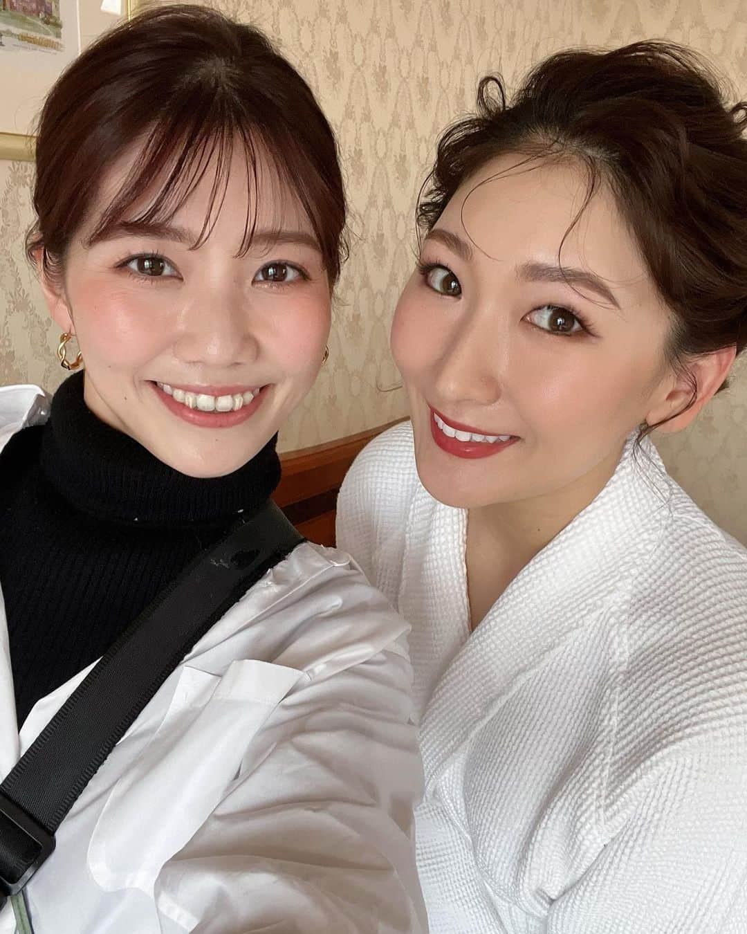 竹本実加さんのインスタグラム写真 - (竹本実加Instagram)「うぶげを残して くしゅっとまとめたオールアップヘア☺️ ⁡ お肌もちゅるんと感にこだわって、 3つのハイライトを使い分けて すべすべ仕上げ✨😎 ⁡ ⁡ ⁡ この日は、淡路島にある 【オーベルジュフレンチの森】で過ごす 宿泊型のロケーションフォトプランでの 撮影でした✌️✨  @wed_auberge  ⁡ 新しくフォトプランがスタートするとのことで モデル撮影のヘアメイクにオファーいただきました💕 ⁡ 撮影が終わったら美味しい食事を楽しんで そのまま宿泊していただける オーベルジュを満遍なく満喫していただける とっておきのプラン✨✨🌳 ⁡ ⁡ 楽しくてこちらまでテンション上がる撮影でした！ ご一緒させていただいた皆様と、 体験モデルをしてくれた可愛い可愛いふたり。 ⁡ 楽しいひとときを ありがとうございました😊💗 ⁡ ⁡ ⁡ 𓂃𓈒𓂂𓏸 ⁡ 𝑺𝒑𝒆𝒄𝒊𝒂𝒍 𝒕𝒉𝒂𝒏𝒌𝒔！ ⁡ 🍽 @auberge_grandbaobab 📸 @kai_takai 💐 @malilly.02 @masaki0029 💎 @chezrobe ⁡ #オーベルジュフレンチの森 #特別フォトプラン ⁡ ⁡ ┈┈┈┈┈┈┈┈┈┈┈ 𝕊𝕔𝕙𝕖𝕕𝕦𝕝𝕖 🗓 ┈┈┈┈┈┈┈┈┈┈┈ ⁡ 週末空き状況 ※7.21更新 ⁡ ⚫︎予約は一年前の1日より受付けております。 ⚫︎土日祝のロケーションフォト希望は 3ヶ月前より予約可能です📸 ⁡ ⁡ 【2023】 8月…11(祝金), 13(日) 9月…9(土), 10(日), 17(日), 30(土) 10月…7(土)のみ 11月…🈵 12月…17(日) ⁡ ⁡ ⁡ ┈┈┈┈┈┈┈┈┈┈┈ ℂ𝕠𝕟𝕥𝕒𝕔𝕥 💫 ┈┈┈┈┈┈┈┈┈┈┈ ⁡ ▶︎京都和装ロケーションフォト @mydresser.kyoto にて👘⛩ ⁡ ▶︎お問い合わせは @mydresser.bridal の プロフィールリンクより💁🏻‍♀️ ⁡ ⁡ #挙式ヘアメイク #お色直し #ブライダルヘアメイク #ヘアメイクリハーサル #外注ヘアメイク #持ち込み美容 #持ち込みヘアメイク #挙式ヘアメイク #披露宴ヘアメイク #ロケーションフォト #海外ロケーションフォト #前撮り #後撮り #前撮りヘアメイク #東京駅前撮り #丸の内前撮り #京都前撮り #和装ロケーションフォト #和装ヘアメイク #関西ヘアメイク #艶肌メイク #結婚準備 #2023秋婚 #2023冬婚 #2024春婚 #2024夏婚」7月21日 22時36分 - mika.mydresser