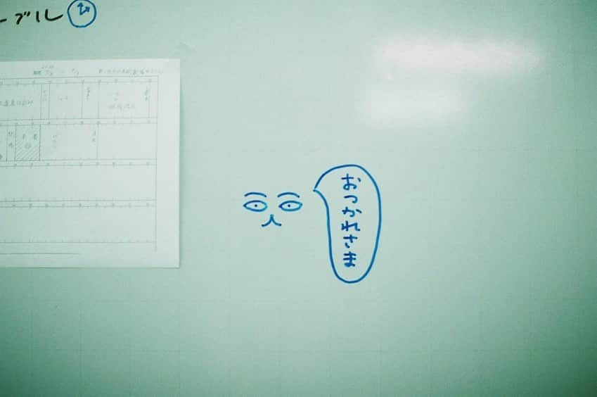 上大迫祐希さんのインスタグラム写真 - (上大迫祐希Instagram)「ラッパ屋『ウェルカム・トゥ・ホープ』 オンデマンド配信は明日22日23:59までです🙌🏻  ご視聴いただけましたでしょうか？📯  紀伊國屋ホールの本番期間に撮らせてもらった写真たち。 ラスト2枚は本番終わりにお洗濯した衣装をみんなで干しているところです。そんな光景も好きでした。お気に入り。  #舞台 #劇団 #ラッパ屋 #ウェルカムトゥホープ #脚本 #演出 #鈴木聡 #紀伊國屋ホール #北九州芸術劇場 #配信  #写真 #フィルムカメラ #ファインダー越しの世界  #film #camera #Nikon #FM10 #kodak #ultramax400」7月21日 22時48分 - y_kamioosako