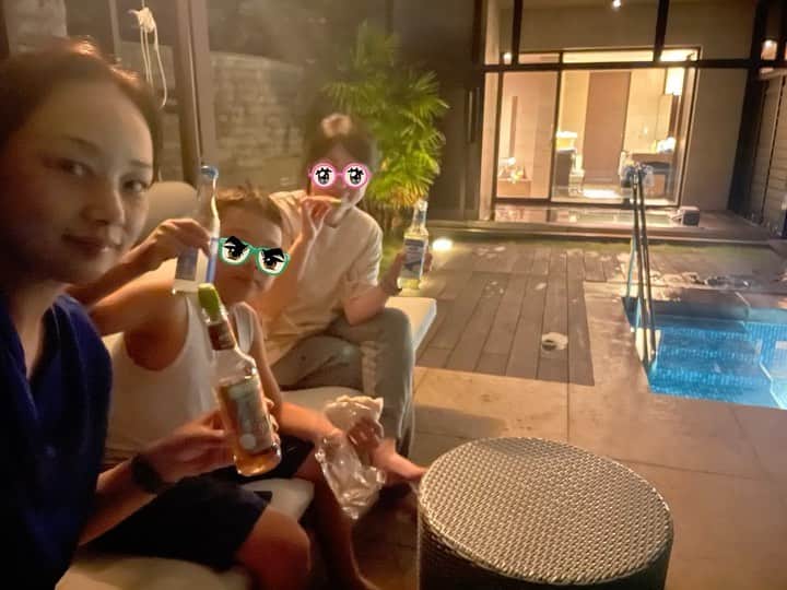 諸岡なほ子のインスタグラム：「晩ごはんを食べた後にもお部屋から気軽にプールに入れるのがうれしくて、とりあえずパーゴラでナイトプールなパーリーピーポーごっこ（笑。  夜のプールはまた格別に楽しくて、息子とゴーグルを付けて水中であっち向いてホイをしてるだけで笑いがとまらず。  「ママ、そろそろあがろ？」と言われてもなんか名残惜しくて、浮き輪でぷかぷか浮かんではくちょう座を見たり熱海市街の夜景を見たり。  忘れられない思い出がひとつ。」