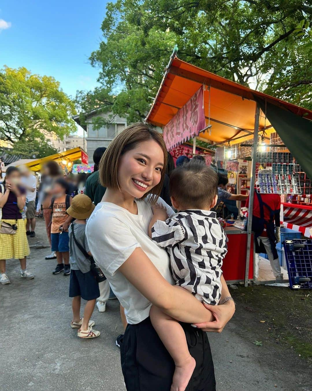 久松かおりさんのインスタグラム写真 - (久松かおりInstagram)「. 近所の神社で、息子初のお祭り⛩️✨ 太鼓の音に興味津々でかわいかった😌 屋台で食べたいもの食べて帰宅笑 . 産後の抜け毛がいまだに伸びきらなくて ピロピロしてる😕 うまくまとまる方法探してます😂 . . . #followme #神社 #祭り #屋台 #男の子ママ」7月21日 22時40分 - hisamatsu_kaori