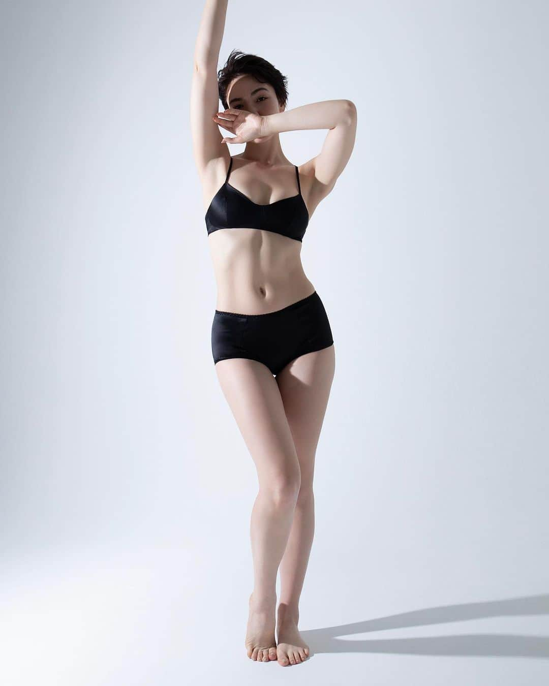 Chiyono Anneのインスタグラム：「Silk Soft Bra🖤  やさしくしっかりバストを包み込む、オールシルクのノンワイヤーブラ。 あなたの色で、ぜひお作りください🌈  #chiyonoanne #チヨノアン #シルクブラ」